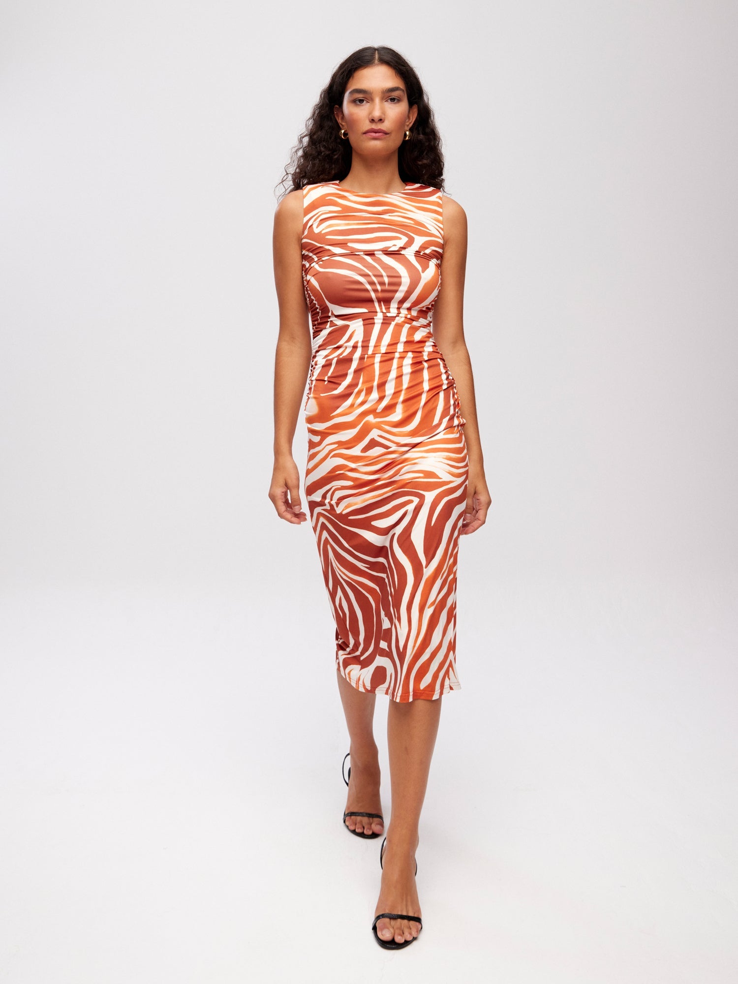 mioh | AMALFI SAUVAGE - Vestido midi cuello caja animal print para invitada de boda, fiesta y evento. Tendencia vestidos invitada Primavera Verano 2024. MIOH la marca española de vestidos más de moda