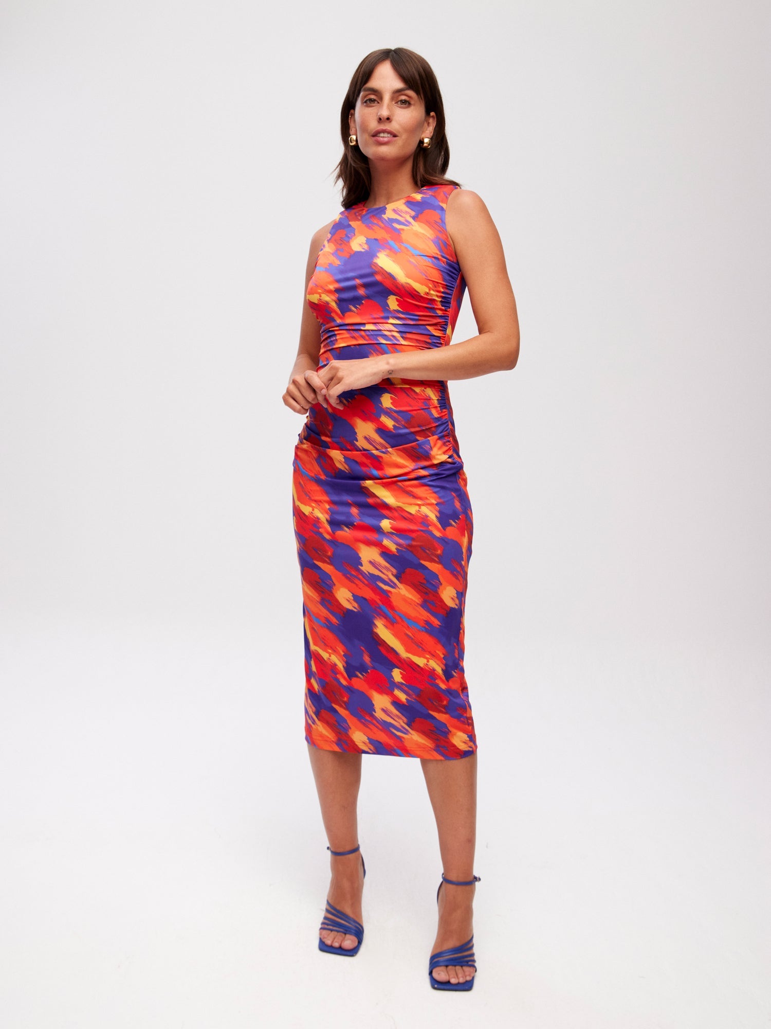 mioh | AMALFI SUNSET - Vestido midi cuello caja estampado para invitada de boda, fiesta y evento. Tendencia vestidos invitada Primavera Verano 2024. MIOH la marca española de vestidos más de moda