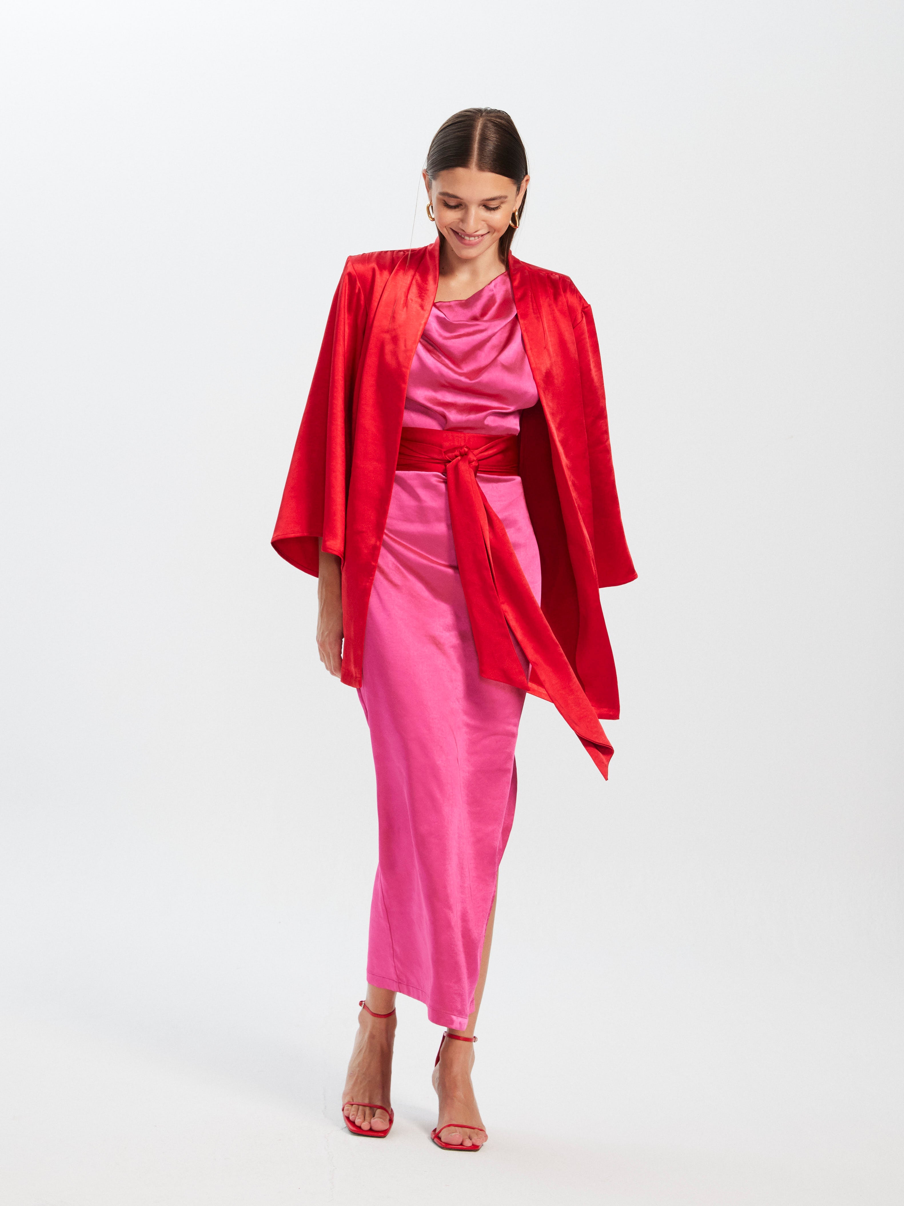 mioh | AMELIA RED - Chaqueta Kimono invitada boda, fiesta y evento, nuestro chaqueta kimono roja de fiesta para ser la invitada de boda perfecta esta temporada Primavera Verano 23. Pura tendencia SS23. MIOH marca española invitada