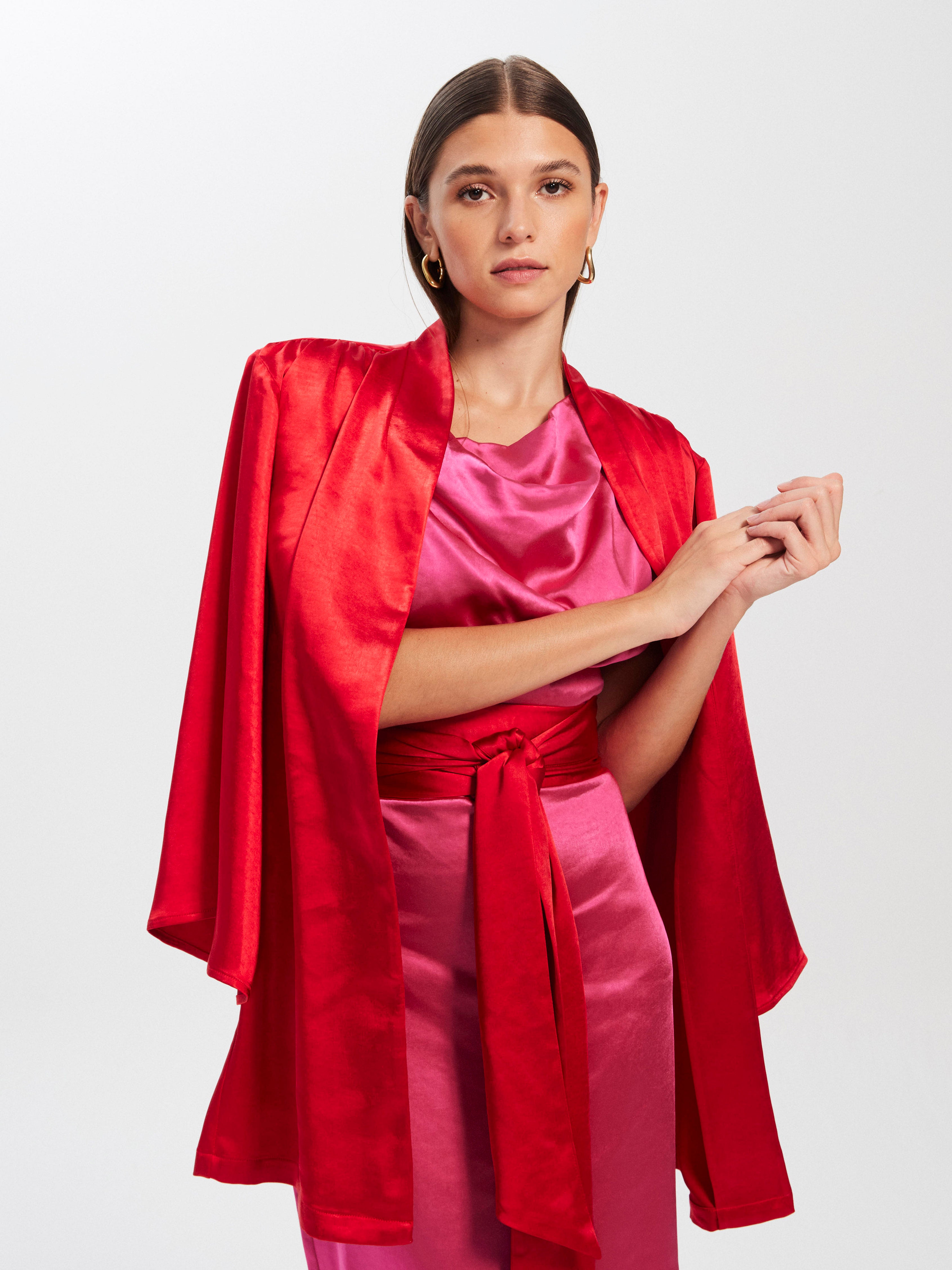 mioh | AMELIA RED - Chaqueta Kimono invitada boda, fiesta y evento, nuestro chaqueta kimono roja de fiesta para ser la invitada de boda perfecta esta temporada Primavera Verano 23. Pura tendencia SS23. MIOH marca española invitada