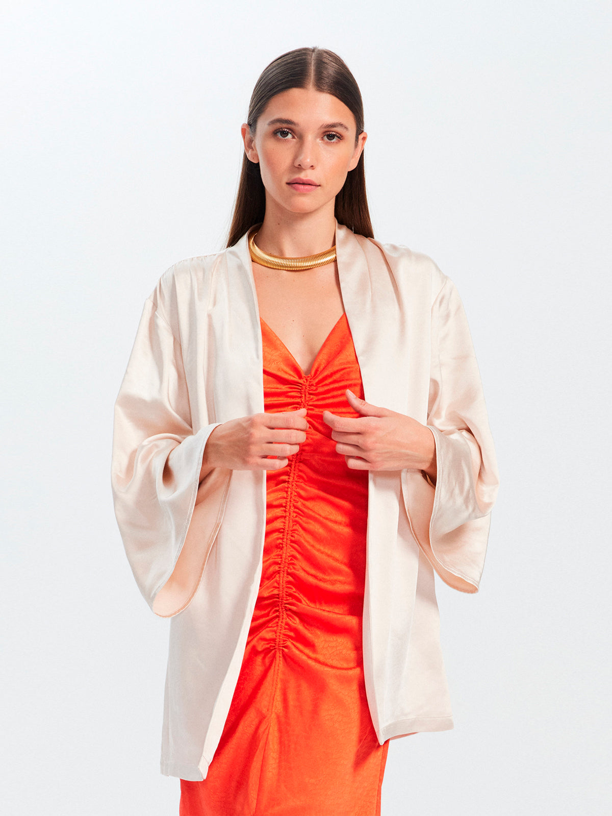 mioh | AMELIA STONE - Chaqueta Kimono invitada boda, fiesta y evento, nuestro chaqueta kimono roja de fiesta para ser la invitada de boda perfecta esta temporada Primavera Verano 23. Pura tendencia SS23. MIOH marca española invitada