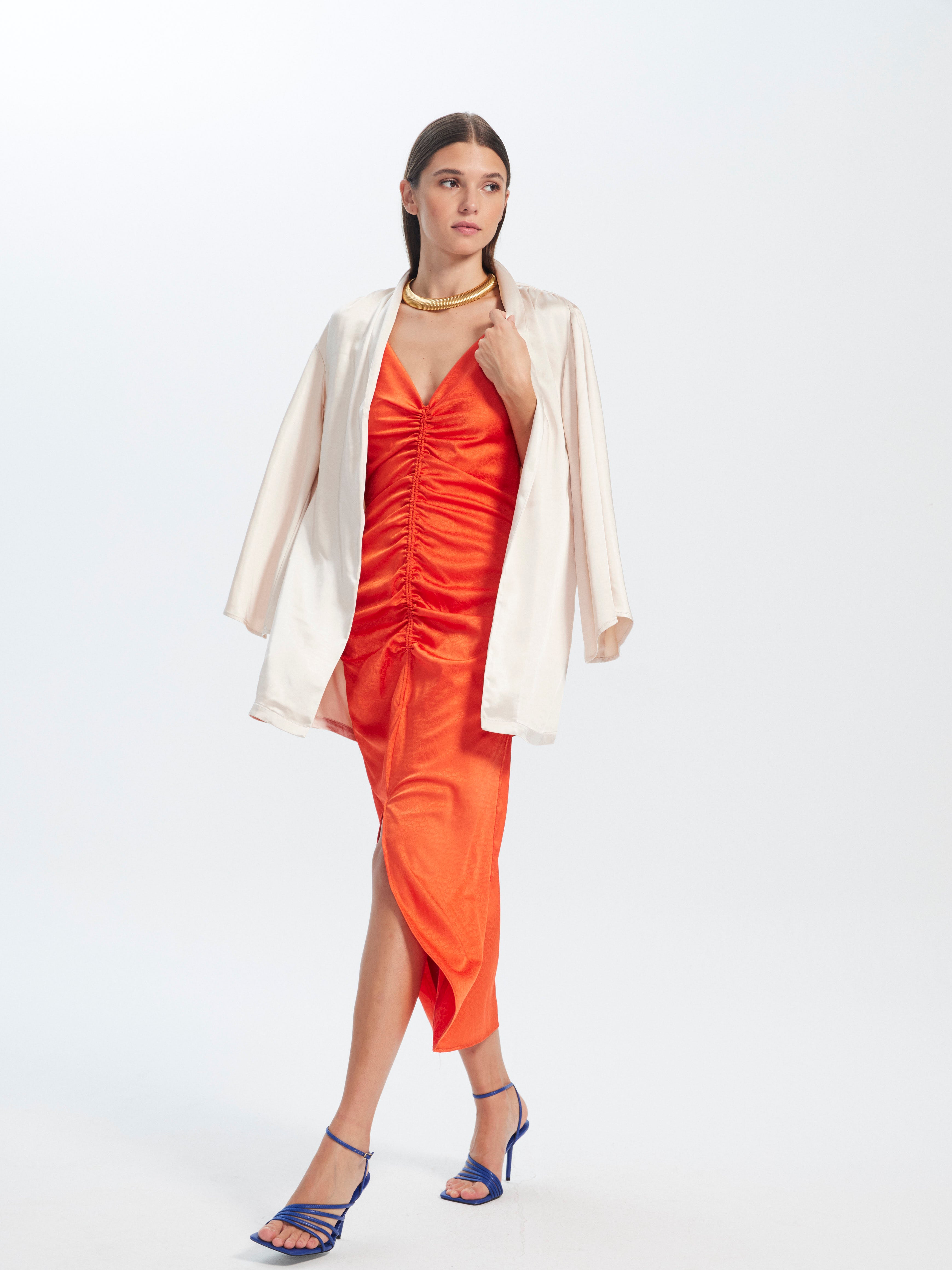 mioh | AMELIA STONE - Chaqueta Kimono invitada boda, fiesta y evento, nuestro chaqueta kimono roja de fiesta para ser la invitada de boda perfecta esta temporada Primavera Verano 23. Pura tendencia SS23. MIOH marca española invitada