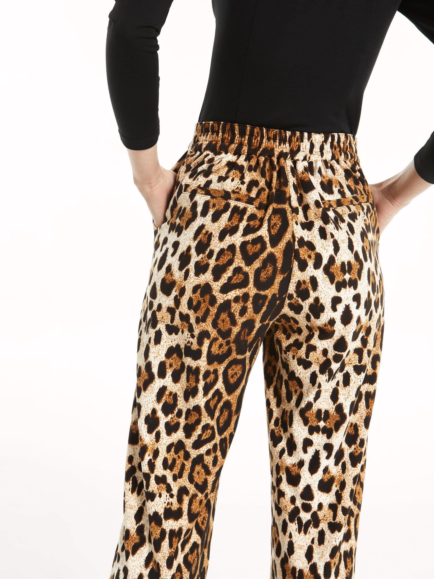 mioh | BEAT - Pantalón punto leopardo invitada, evento, arreglado. El BEAT es nuestro pantalón punto roma estampado leopardo. Pantalón comodísimo y elástico que te pondrás una y otra vez. Pura tendencia, este pantalón conjunta con todos nuestros tops y chaquetas de la colección FW 2022. Sin duda uno de looks de esta temporada.