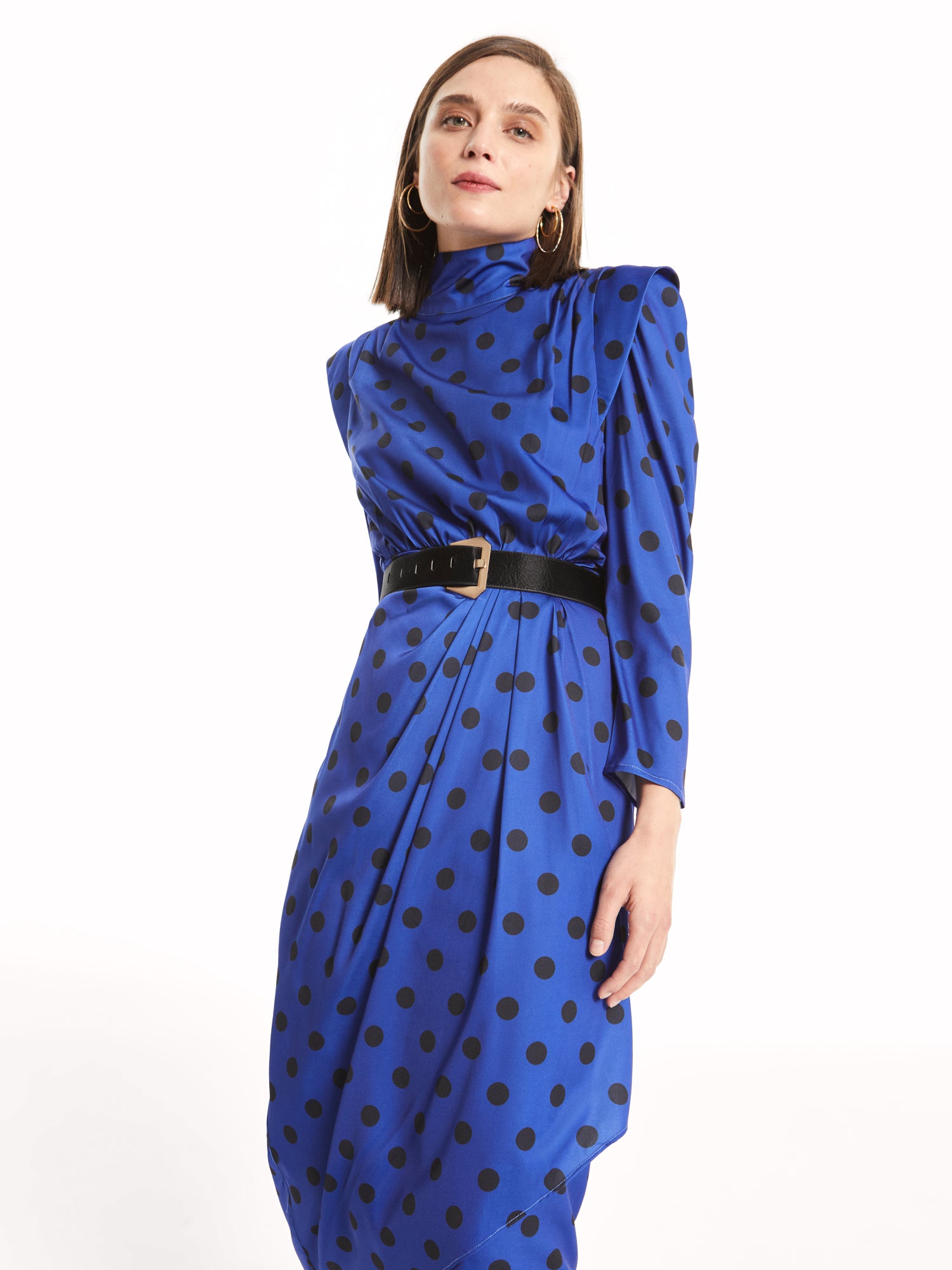 mioh | BLUES DOTS - Vestido midi para invitada de boda y eventos. Uno de los vestidos tendencia de la temporada FW22. El vestido BLUES DOTS es un vestidos súper elegante, con el que serás la invitada perfecta de boda, fiestas y eventos, así como para el día a día. Estampado de lunares que nunca falla y que podrás lucir en toda clase de ocasiones. Ajuste perfecto. Te lo pondrás una y otra vez. Acierto seguro.