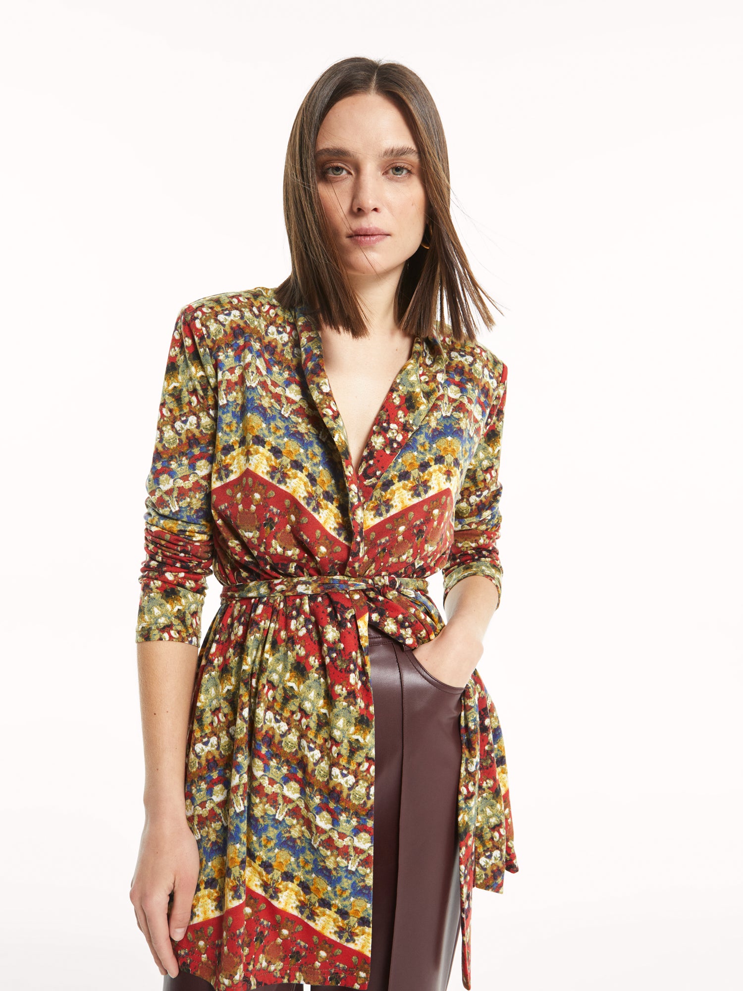 mioh | BOSSA - Chaqueta de punto estampada motivos étnicos. Chaqueta tipo kaftan en tejido punto elástico estampado con motivos étnicos. Chaqueta para ir a trabajar, para el día a día o para toda clase de eventos informales. Ajuste perfecto por el tejido elástico y por el cinturón incluido. Te la pondrás una y otra vez. Acierto seguro.