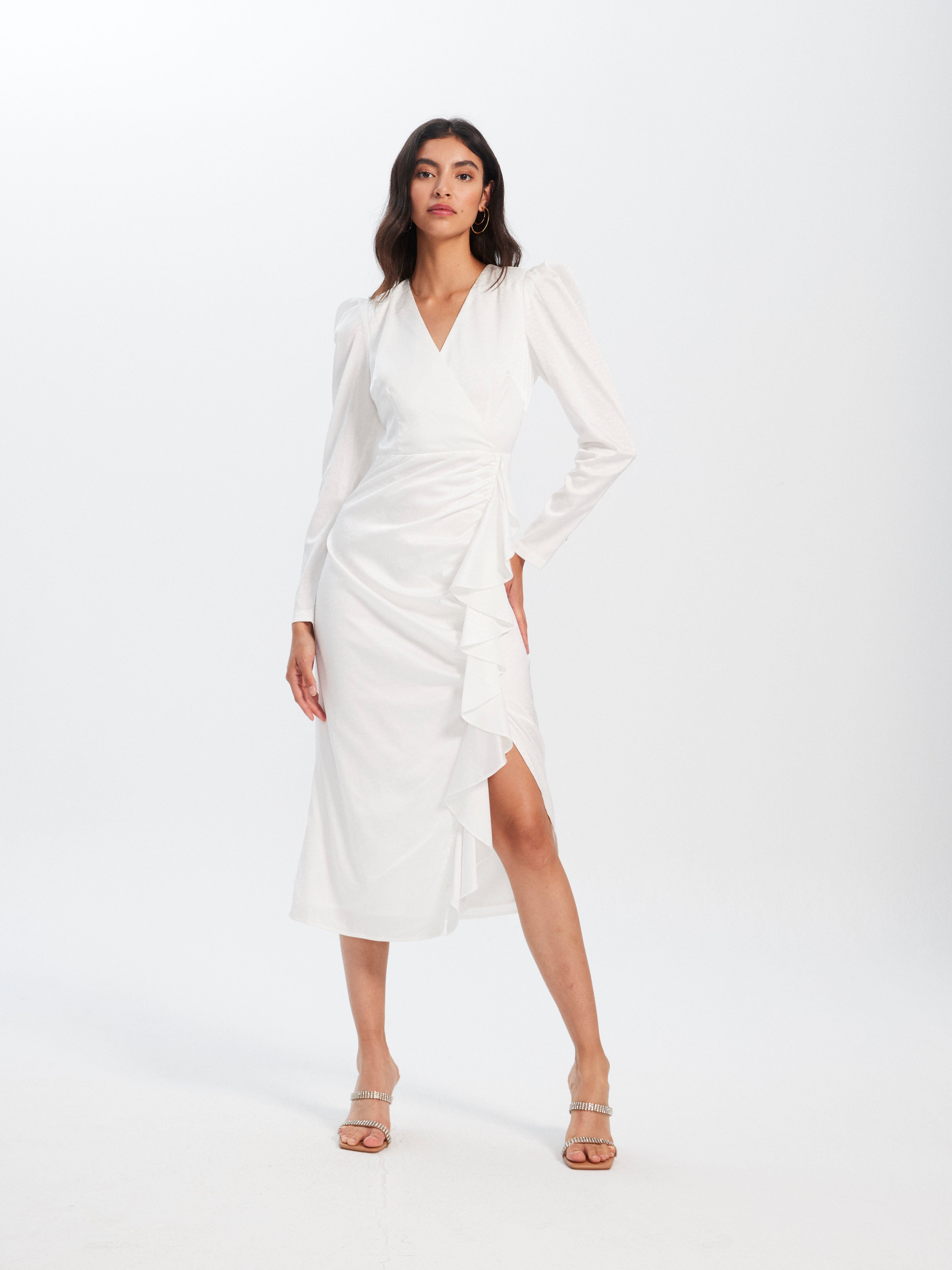 mioh | CARMEN WHITE - Vestido novia y bautizo, nuestro vestido midi jacquard blanco con volante delantero de novia y bautizo para esta temporada Primavera Verano 23. Pura tendencia SS23. MIOH marca española invitada