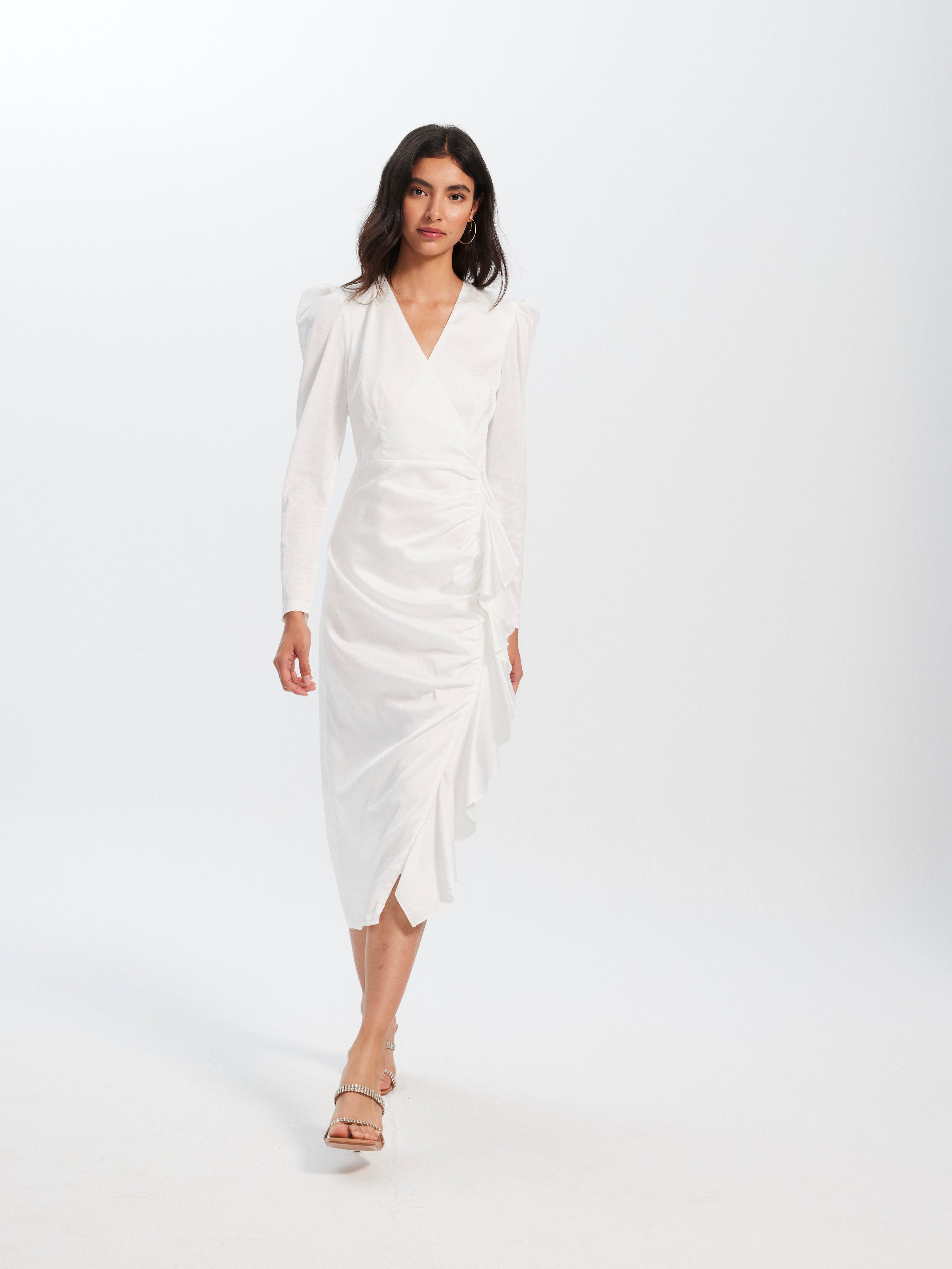 mioh | CARMEN WHITE - Vestido novia y bautizo, nuestro vestido midi jacquard blanco con volante delantero de novia y bautizo para esta temporada Primavera Verano 23. Pura tendencia SS23. MIOH marca española invitada