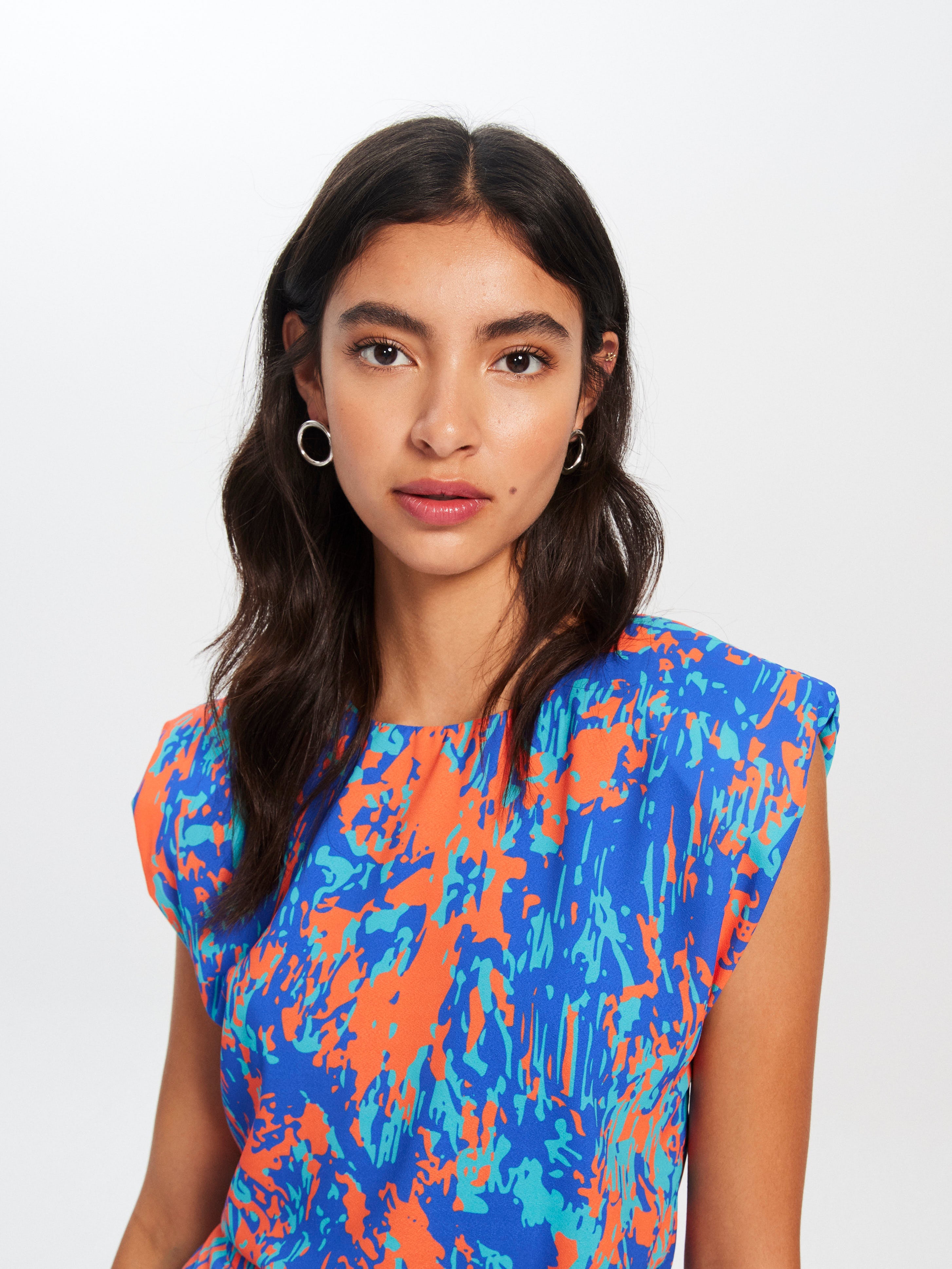 mioh | CLARA SKIRT PAINT - Conjunto de top sin mangas con maxi hombrera y falda corta con lazada para ser la invitada de boda perfecta esta temporada Primavera Verano 2023. Los conjuntos de top y falda son pura tendencia SS23 y una de las señas de identidad de MIOH, la marca española de vestidos de invitada de boda favorita de las influencers
