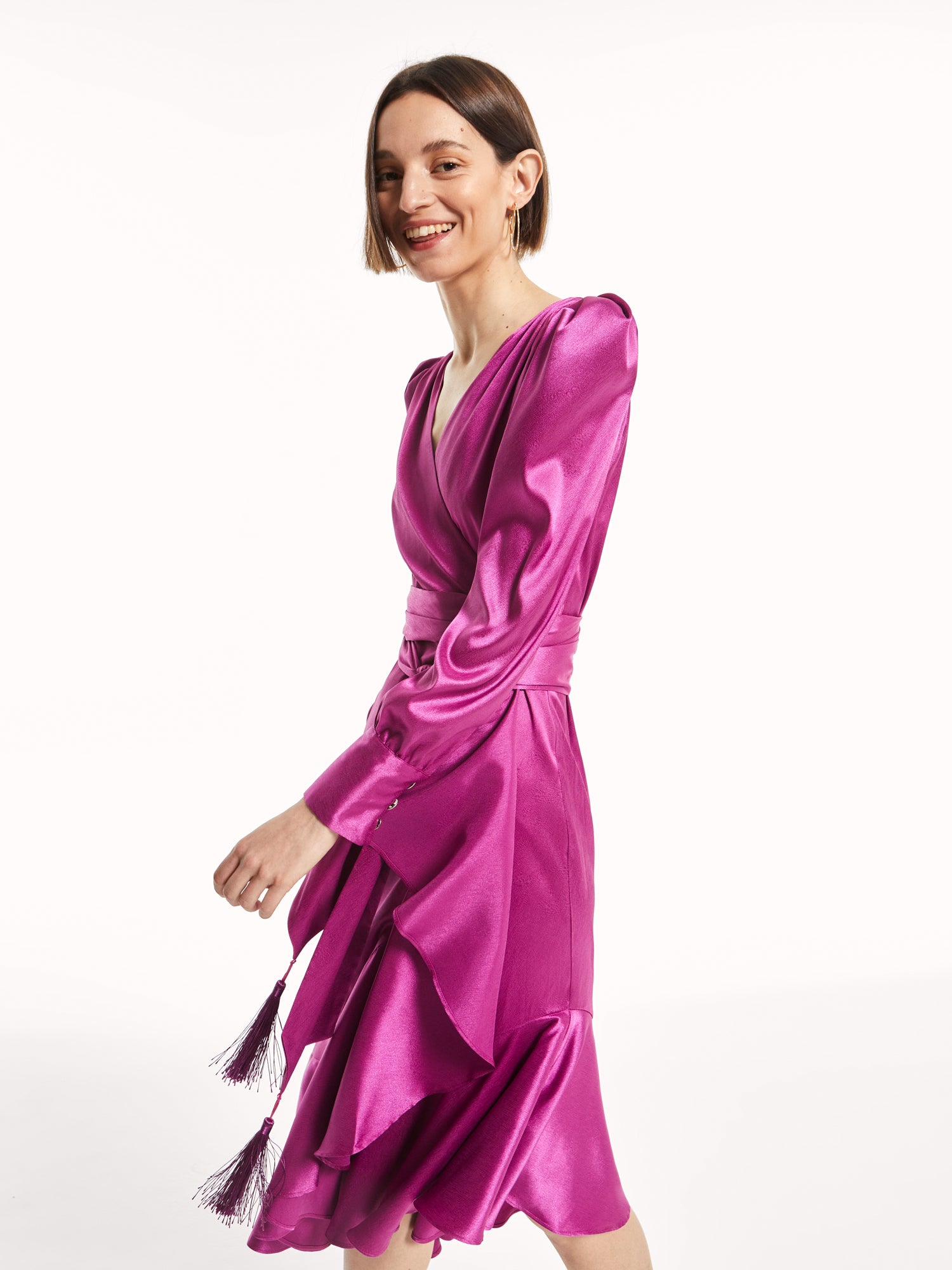 mioh | CLASSIC MAGENTA - Vestido wrap Jacquard para invitada boda y eventos. Descubre el CLASSIC MAGENTA, nuestro vestido wrap más famoso. Este año en un precioso color magenta, con puño botones joya y la falda asimétrica en diagonal. Los vestidos wrap siempre quedan bien. Serás la invitada perfecta en bodas y toda clase de eventos esta temporada Otoño Invierno 2022-23. Un must.