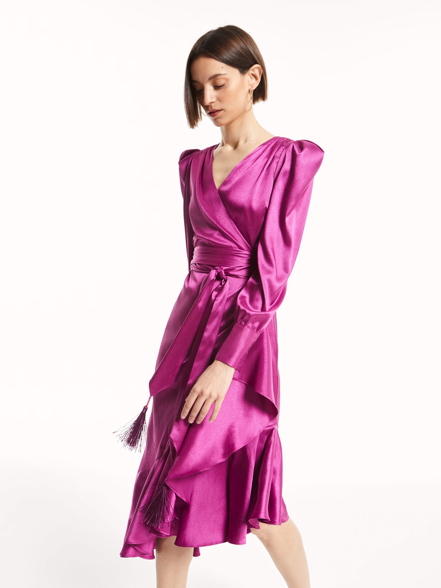 mioh | CLASSIC MAGENTA - Vestido wrap Jacquard para invitada boda y eventos. Descubre el CLASSIC MAGENTA, nuestro vestido wrap más famoso. Este año en un precioso color magenta, con puño botones joya y la falda asimétrica en diagonal. Los vestidos wrap siempre quedan bien. Serás la invitada perfecta en bodas y toda clase de eventos esta temporada Otoño Invierno 2022-23. Un must.