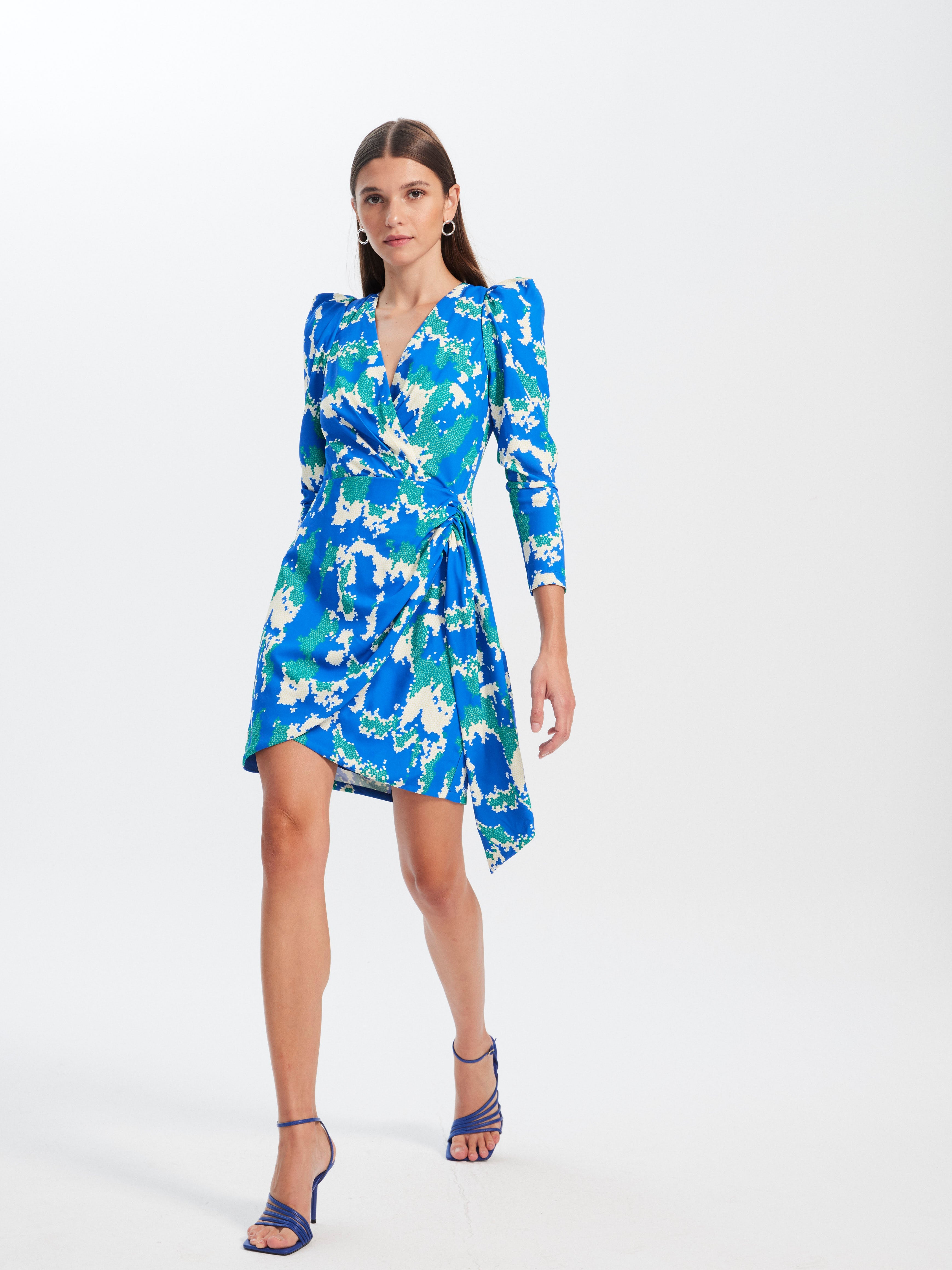 mioh | CLAUDIA FRESH - Vestido corto invitada boda, fiesta y evento, con falda falso cruzado para ser la invitada perfecta esta temporada Primavera Verano 23. Pura tendencia SS23. MIOH marca española invitada
