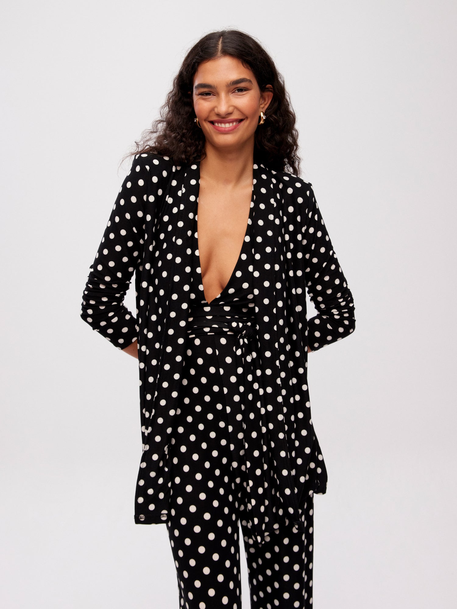 mioh | CRUZ DOTS - Chaqueta kimono lunares para invitada de boda, fiesta y evento. Tendencia vestidos invitada Primavera Verano 2024. MIOH la marca española de vestidos más de moda