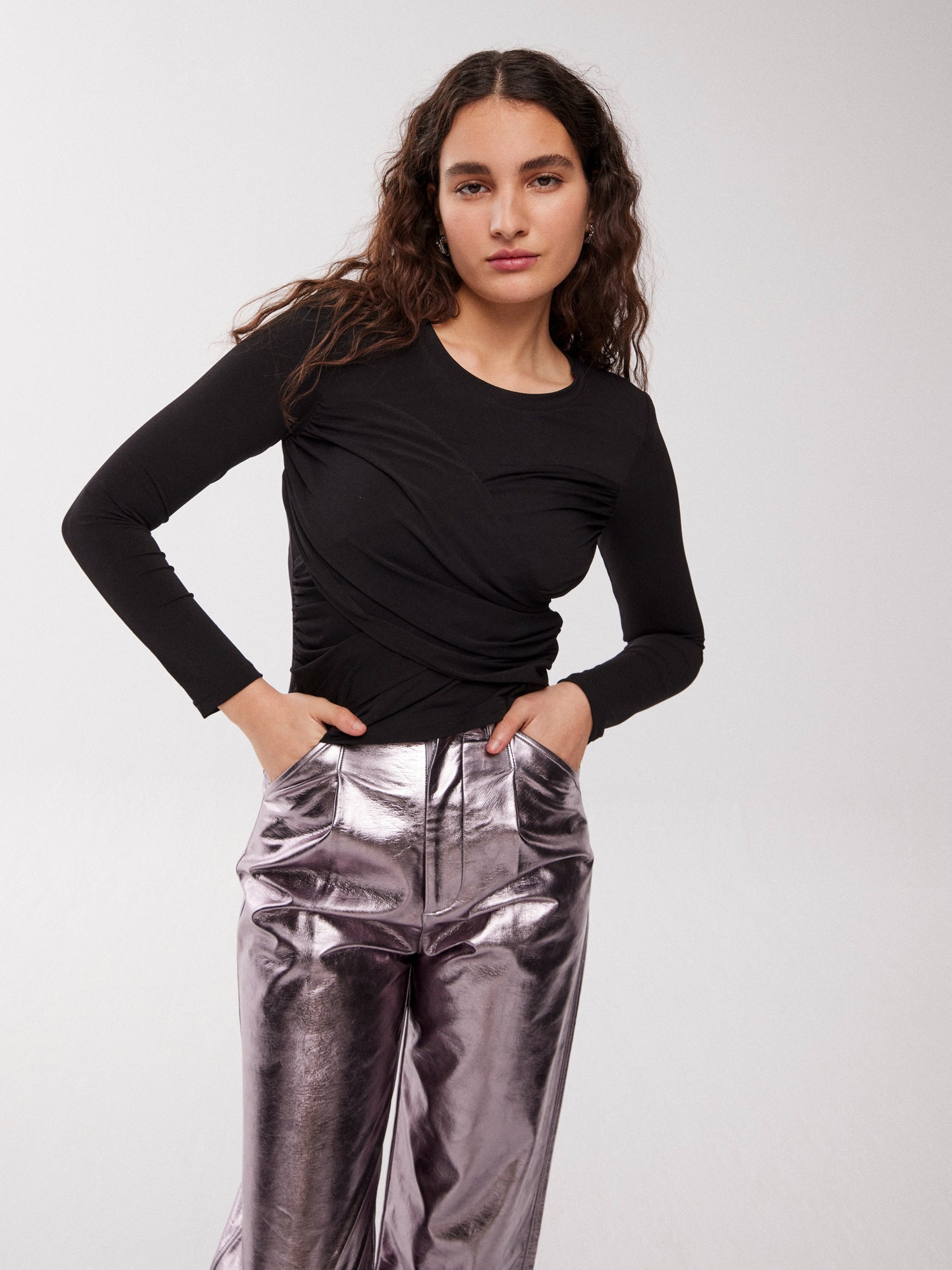 mioh | DEAN METAL - Pantalón pegged metal tendencia fw23 street style. Pura tendencia vogue FW23. MIOH marca española moda famosas instagramers