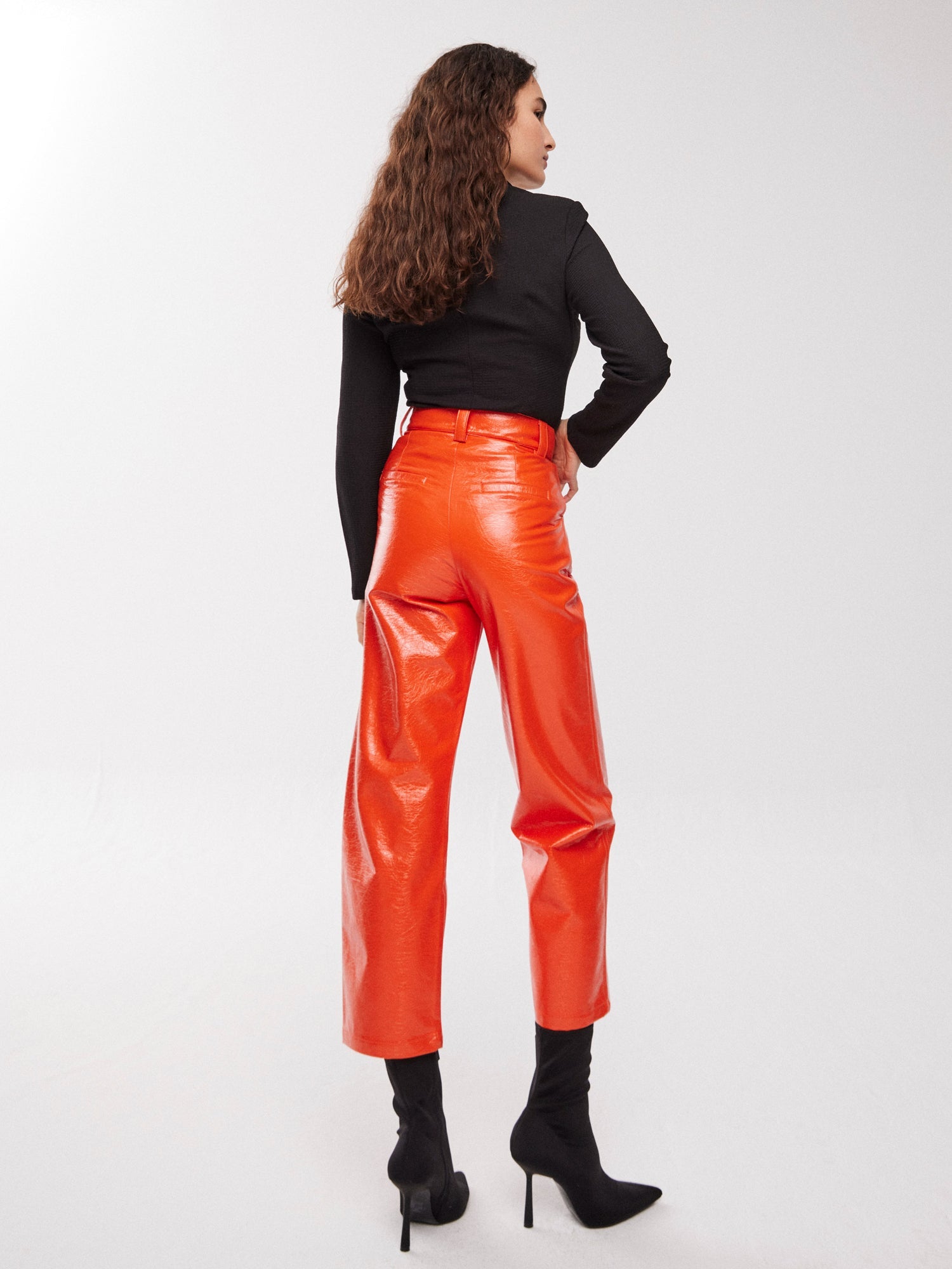 mioh | DEAN ORANGE - Pantalón pegged orange tendencia fw23 street style. Pura tendencia vogue FW23. MIOH marca española moda famosas instagramers