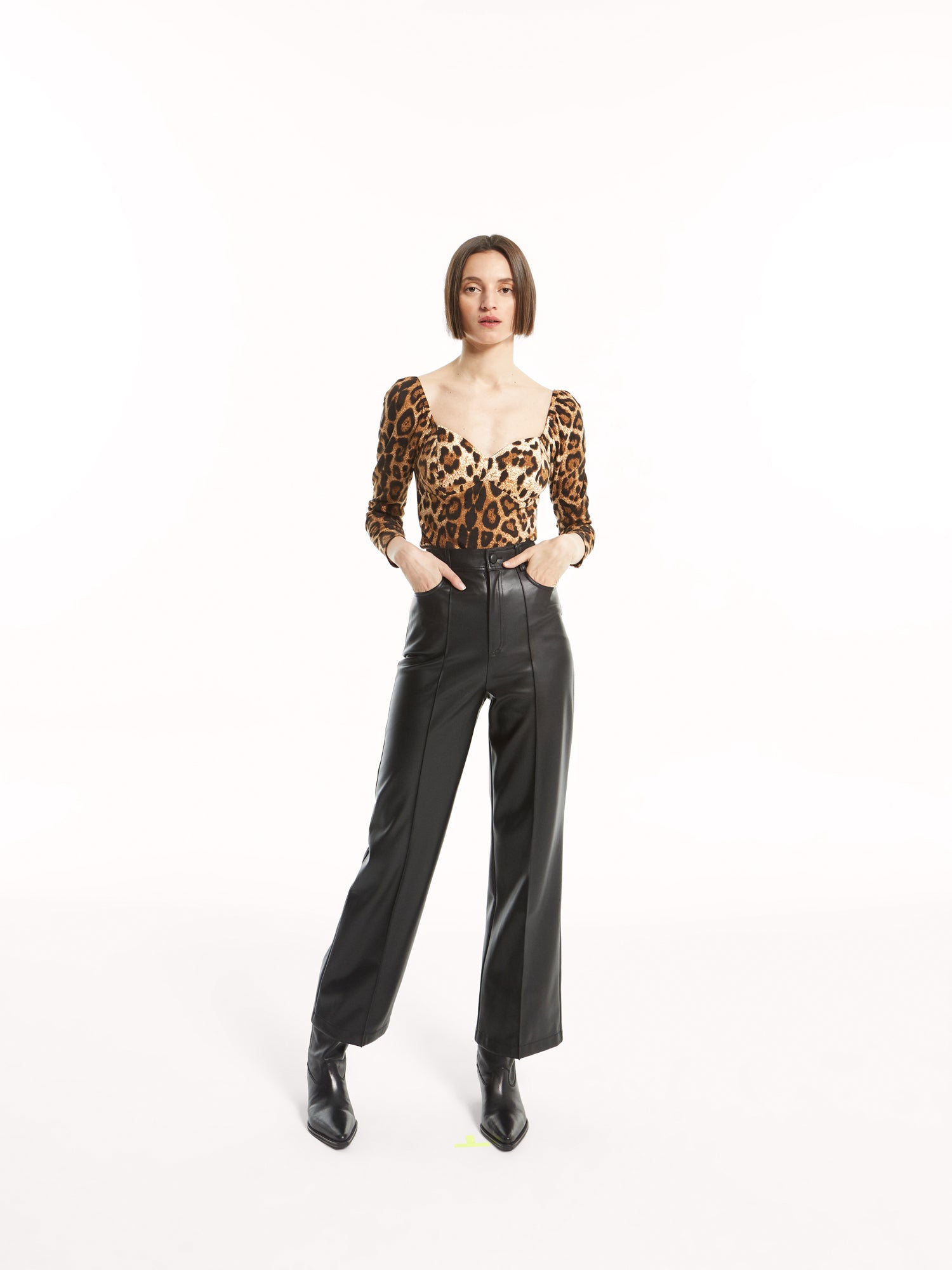 mioh | DO ANIMAL - Top punto roma animal print street style 2022. Top punto roma elástico con escote corazón. Perfecto para el día a día. Combínalo con cualquiera de nuestros pantalones y abrigos para hacer un look streetstyle espectacular. El top es abrigadito, perfecto para la temporada Otoño Invierno 2022.