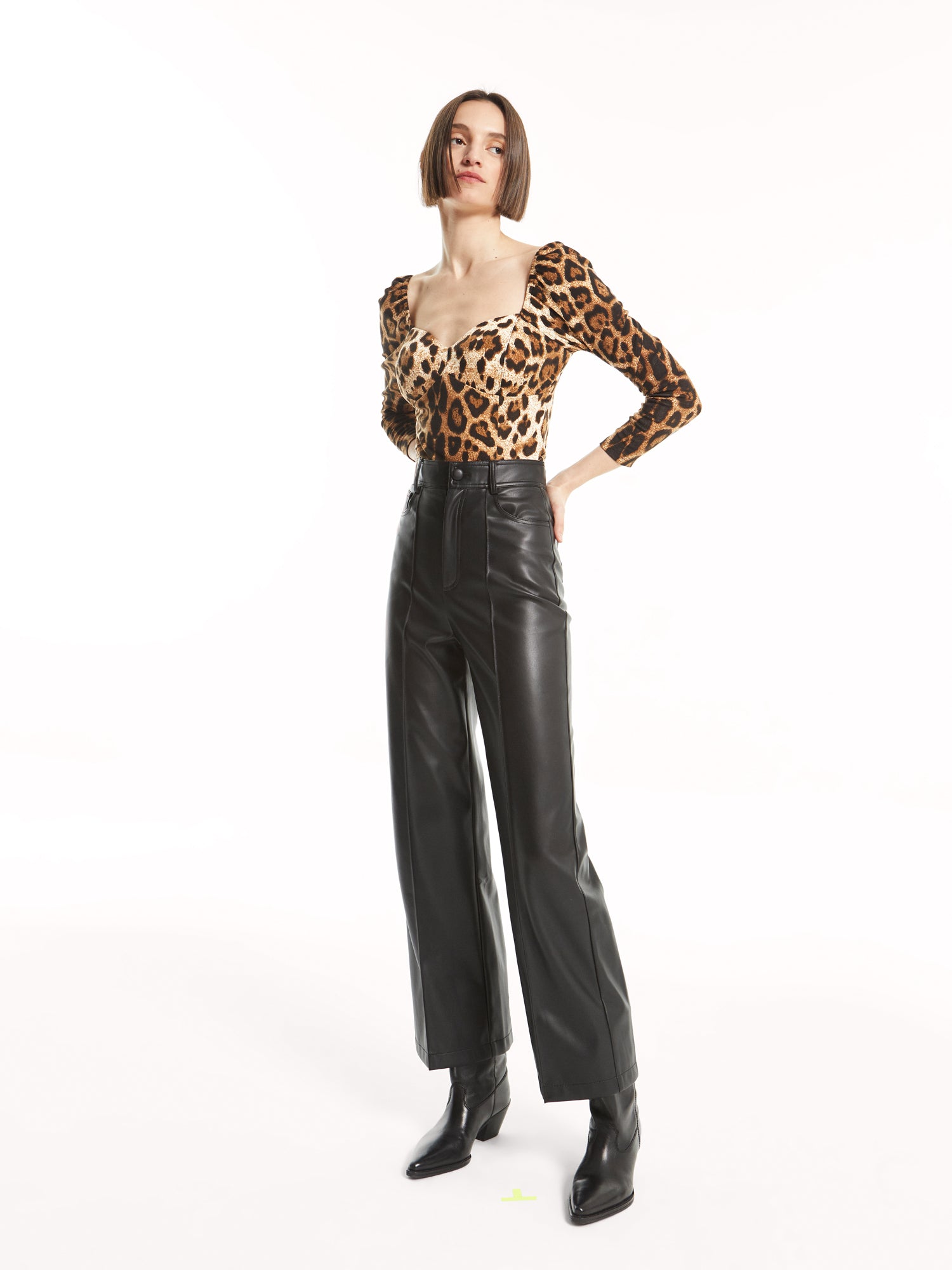 mioh | DO ANIMAL - Top punto roma animal print street style 2022. Top punto roma elástico con escote corazón. Perfecto para el día a día. Combínalo con cualquiera de nuestros pantalones y abrigos para hacer un look streetstyle espectacular. El top es abrigadito, perfecto para la temporada Otoño Invierno 2022.