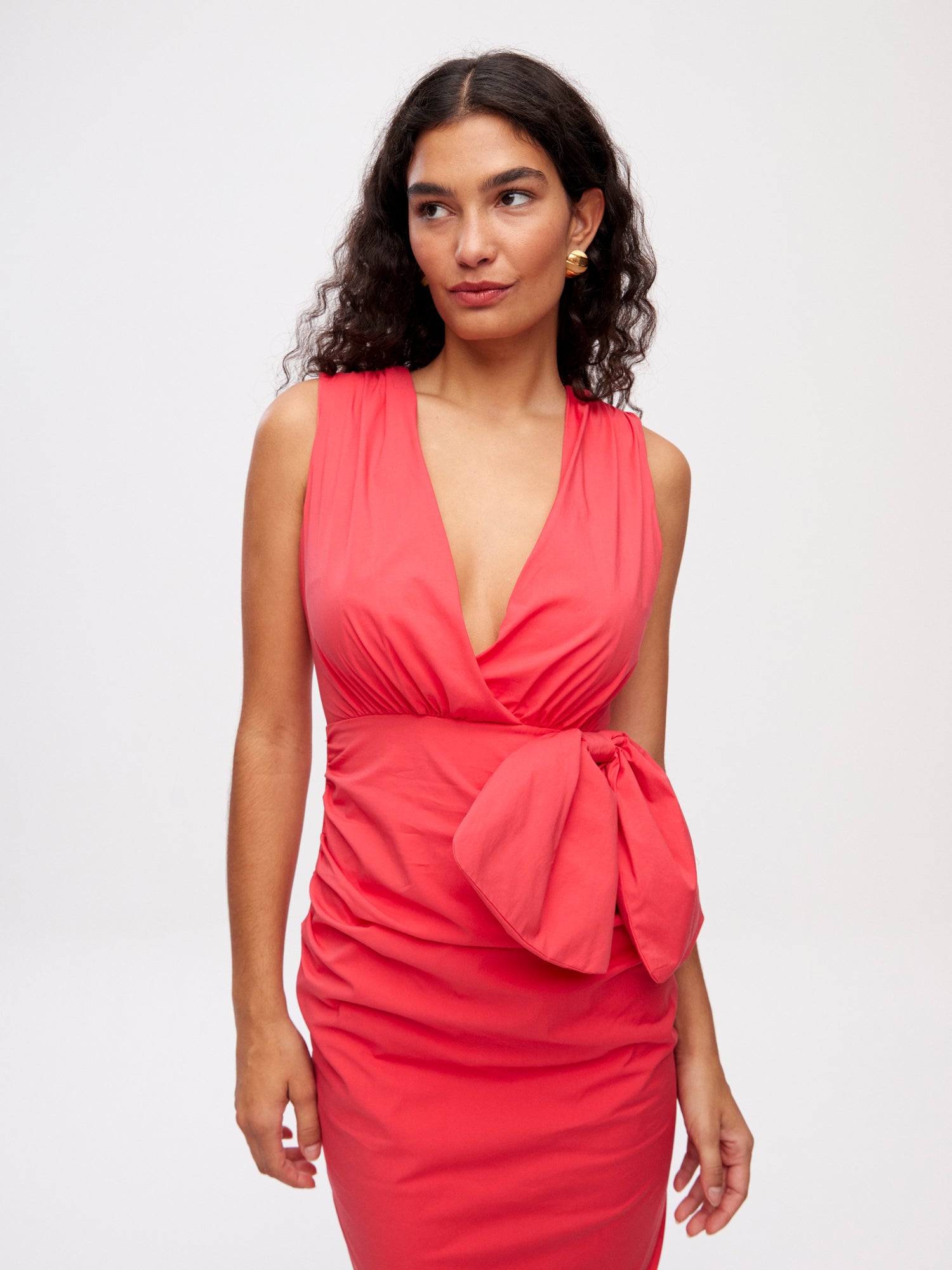 mioh | FIGUERA CORAL - Vestido midi sin mangas lazo cintura popelín coral para invitada de boda, fiesta y evento. Tendencia vestidos invitada Primavera Verano 2024. MIOH la marca española de vestidos más de moda