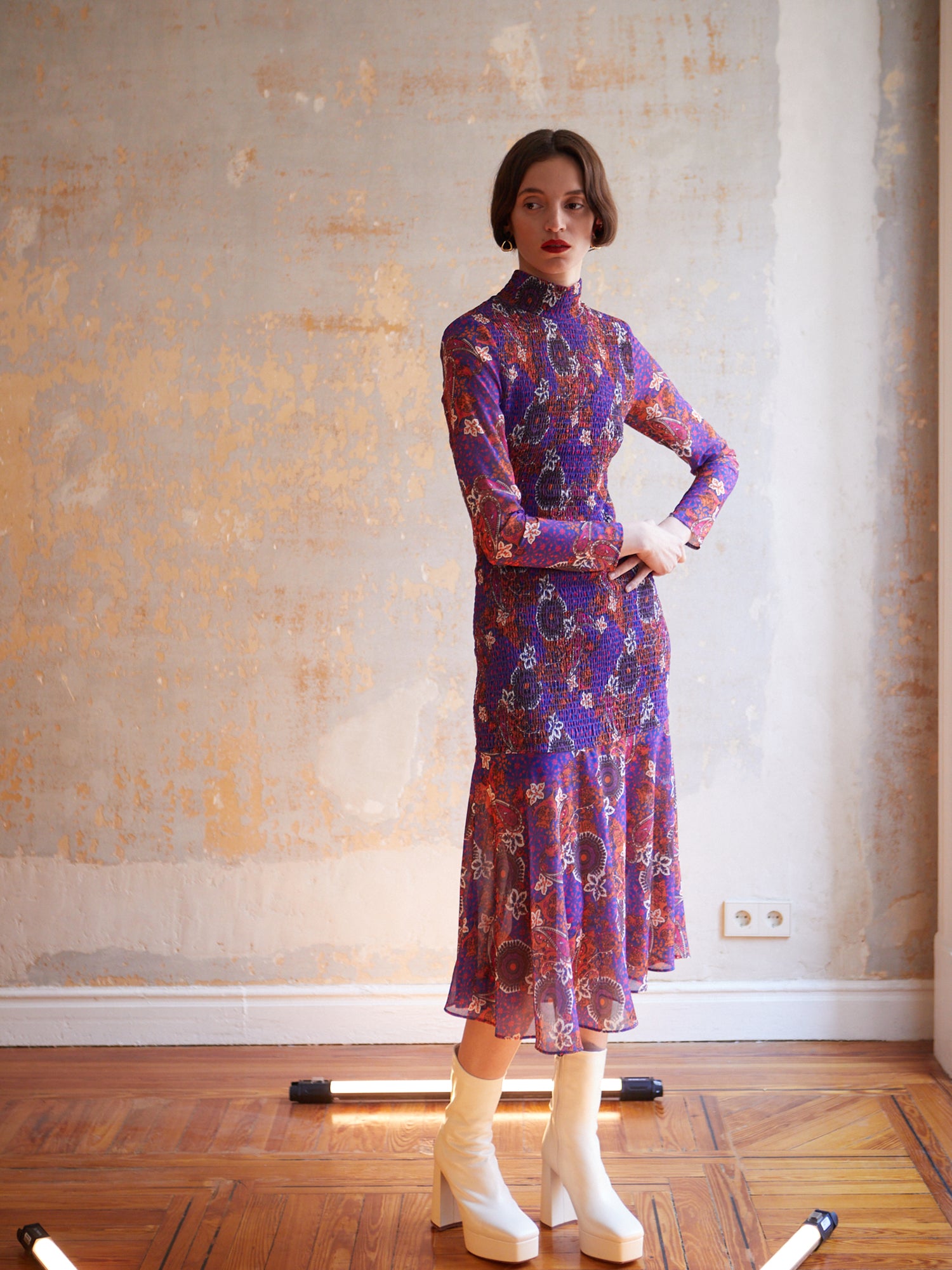 mioh | FUNK PAISLEY - Vestido midi para invitada de boda y eventos. FUNK PAISLEY. Vestido para invitada perfecta de boda, fiestas y eventos, así como para el día a día. Pura tendencia 2022. Estampado y colores preciosos que podrás lucir en toda clase de ocasiones. Ajuste perfecto por el nido de abeja. Te lo pondrás una y otra vez. Acierto seguro.