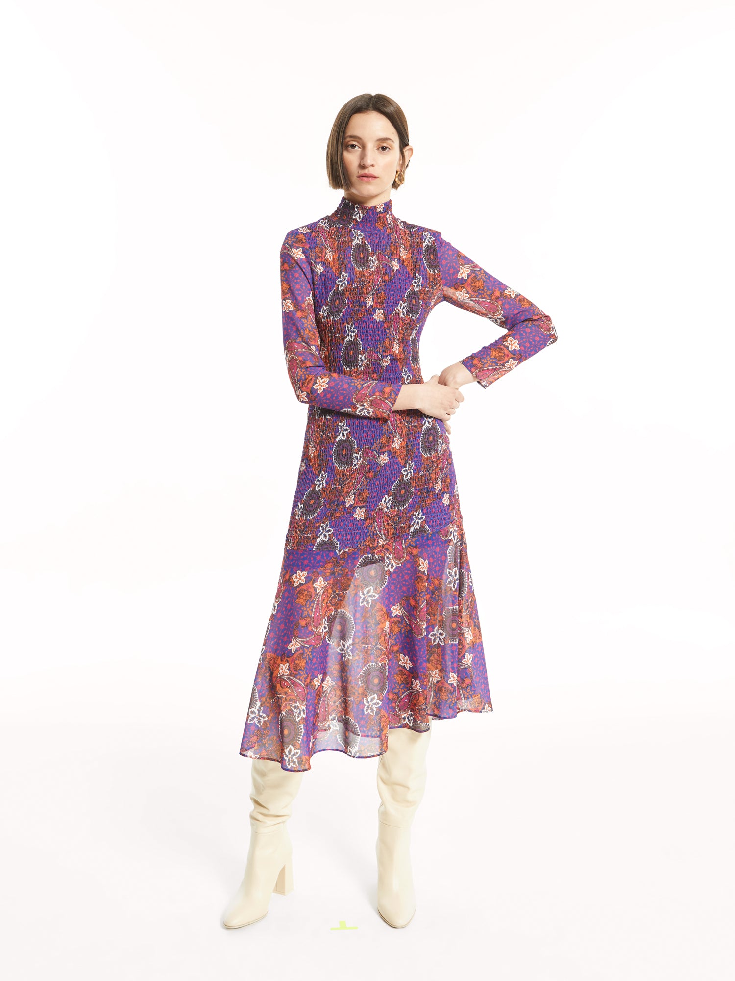 mioh | FUNK PAISLEY - Vestido midi para invitada de boda y eventos. FUNK PAISLEY. Vestido para invitada perfecta de boda, fiestas y eventos, así como para el día a día. Pura tendencia 2022. Estampado y colores preciosos que podrás lucir en toda clase de ocasiones. Ajuste perfecto por el nido de abeja. Te lo pondrás una y otra vez. Acierto seguro.