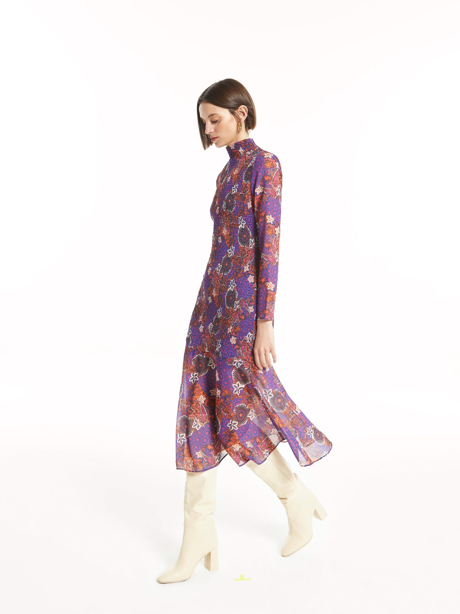 mioh | FUNK PAISLEY - Vestido midi para invitada de boda y eventos. FUNK PAISLEY. Vestido para invitada perfecta de boda, fiestas y eventos, así como para el día a día. Pura tendencia 2022. Estampado y colores preciosos que podrás lucir en toda clase de ocasiones. Ajuste perfecto por el nido de abeja. Te lo pondrás una y otra vez. Acierto seguro.