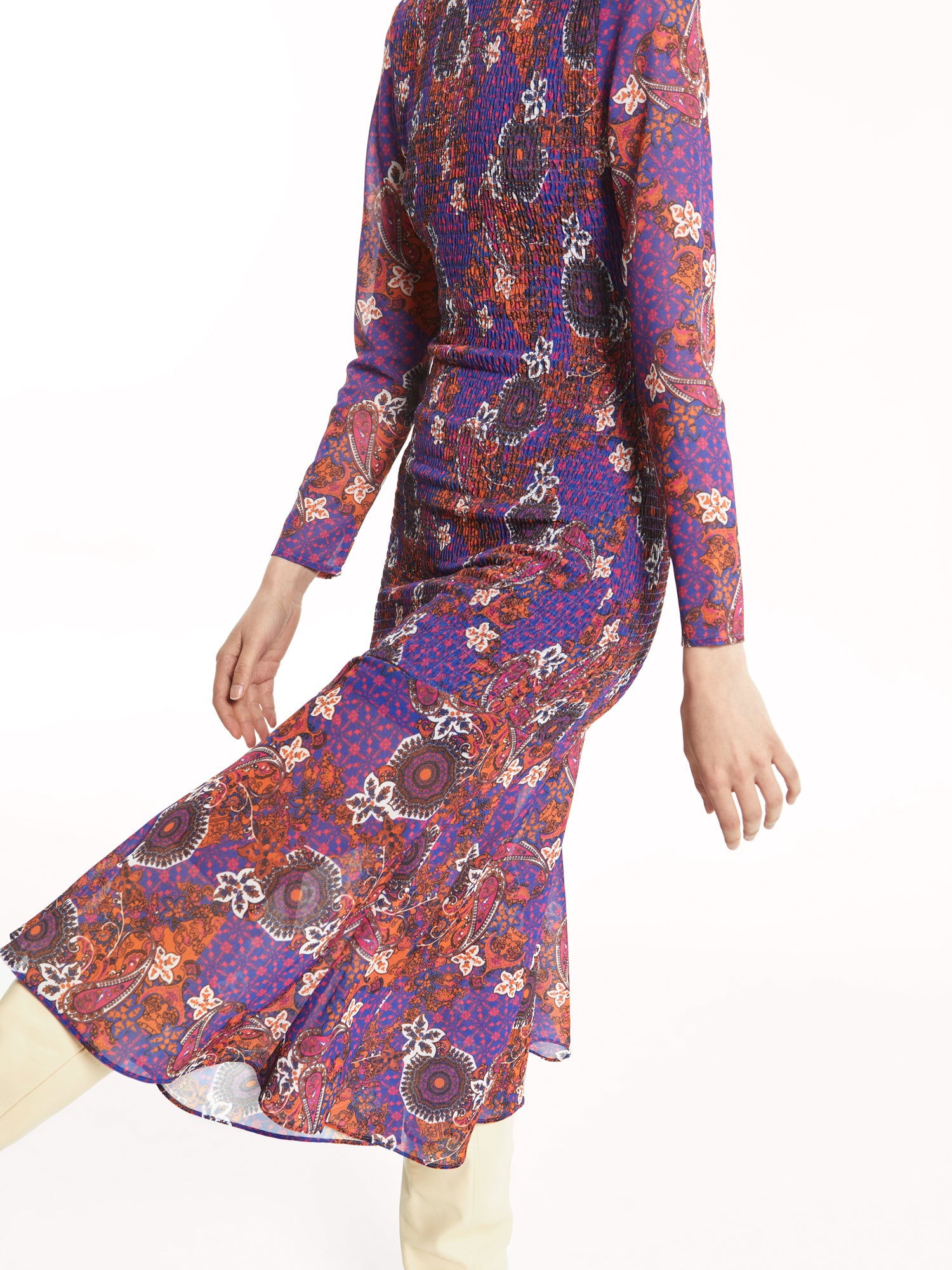 mioh | FUNK PAISLEY - Vestido midi para invitada de boda y eventos. FUNK PAISLEY. Vestido para invitada perfecta de boda, fiestas y eventos, así como para el día a día. Pura tendencia 2022. Estampado y colores preciosos que podrás lucir en toda clase de ocasiones. Ajuste perfecto por el nido de abeja. Te lo pondrás una y otra vez. Acierto seguro.