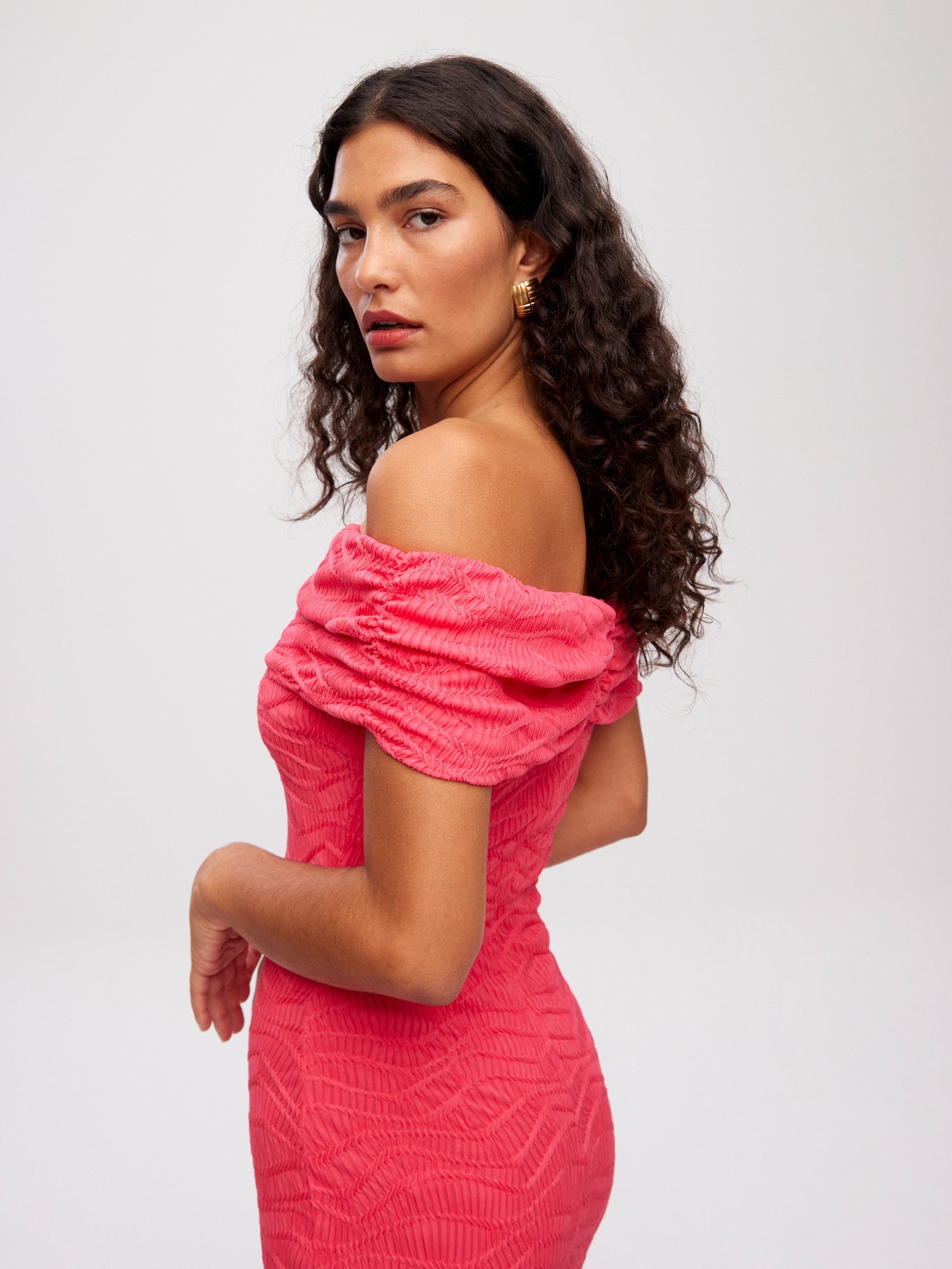 mioh | GABBIANI PINK - Vestido midi escote bardot punto rosa para invitada de boda, fiesta y evento. Tendencia vestidos invitada Primavera Verano 2024. MIOH la marca española de vestidos más de moda