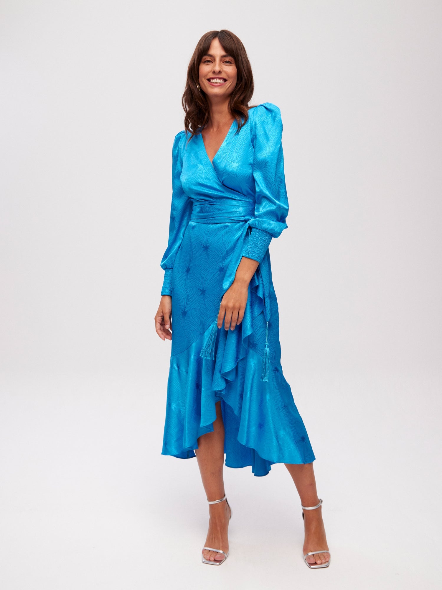 mioh | GALDANA BLUE - Vestido midi wrap con volante JCQRD azul para invitada de boda, fiesta y evento. Tendencia vestidos invitada Primavera Verano 2024. MIOH la marca española de vestidos más de moda