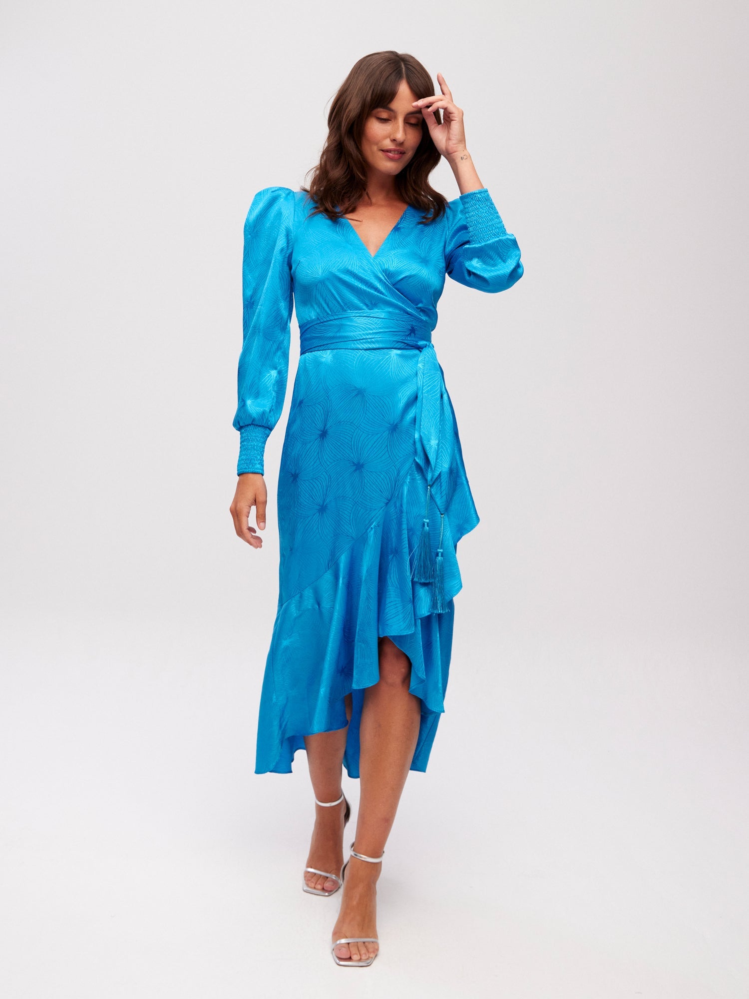 mioh | GALDANA BLUE - Vestido midi wrap con volante JCQRD azul para invitada de boda, fiesta y evento. Tendencia vestidos invitada Primavera Verano 2024. MIOH la marca española de vestidos más de moda