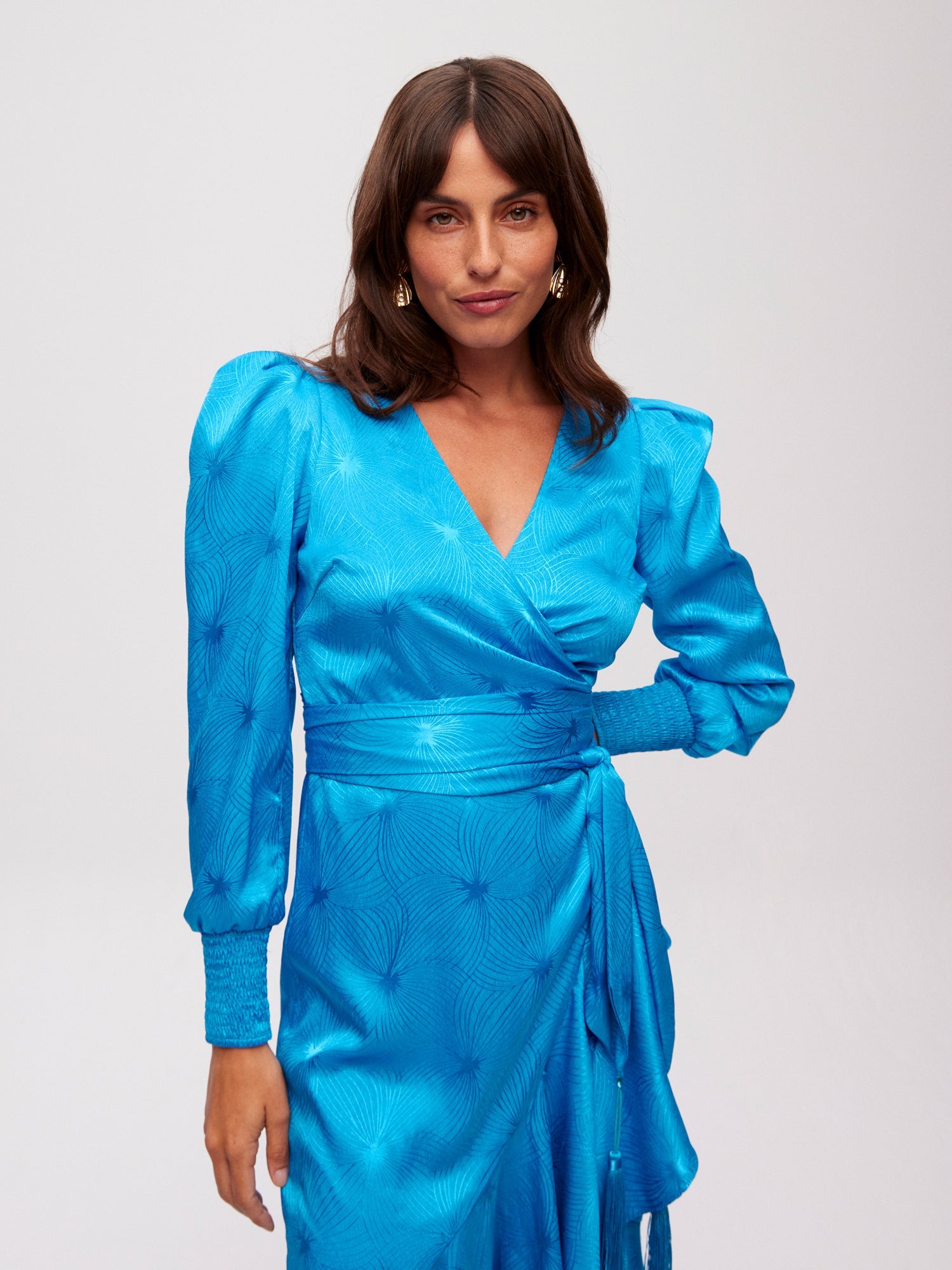 mioh | GALDANA BLUE - Vestido midi wrap con volante JCQRD azul para invitada de boda, fiesta y evento. Tendencia vestidos invitada Primavera Verano 2024. MIOH la marca española de vestidos más de moda