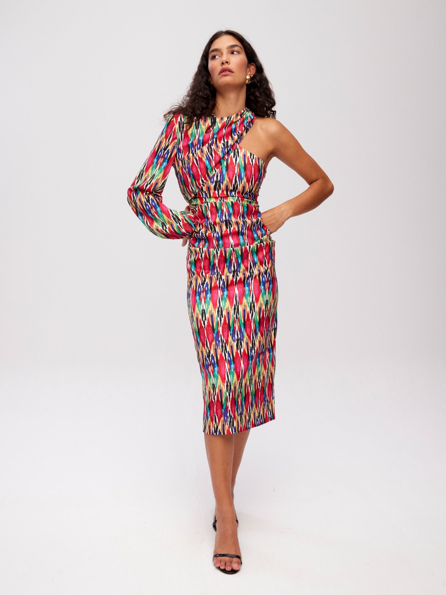 mioh | ILLETES IKAT - Vestido asimétrico manga desmontable ikat para invitada de boda, fiesta y evento. Tendencia vestidos invitada Primavera Verano 2024. MIOH la marca española de vestidos más de moda