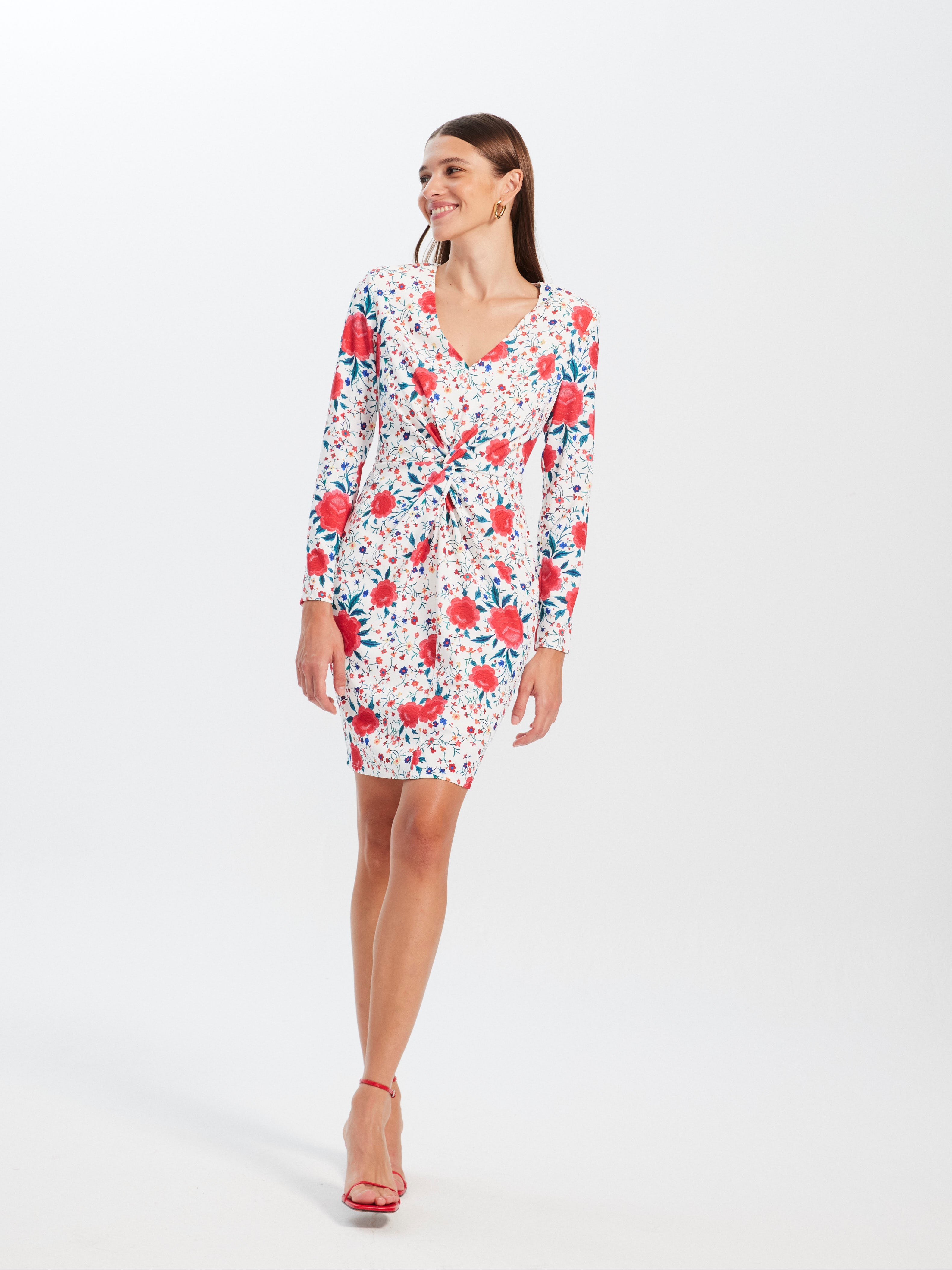 mioh | JIMENA MANILA - Vestido corto de fiesta con manga larga y nudo en el centro, y estampado mantón de manila para ser la invitada de boda perfecta esta temporada Primavera Verano 23. Nuestros vestidos cortos son pura tendencia SS23, perfectos para eventos de todo tipo, para ir a cenar o para un día a día arreglado. De ponerse mucho.