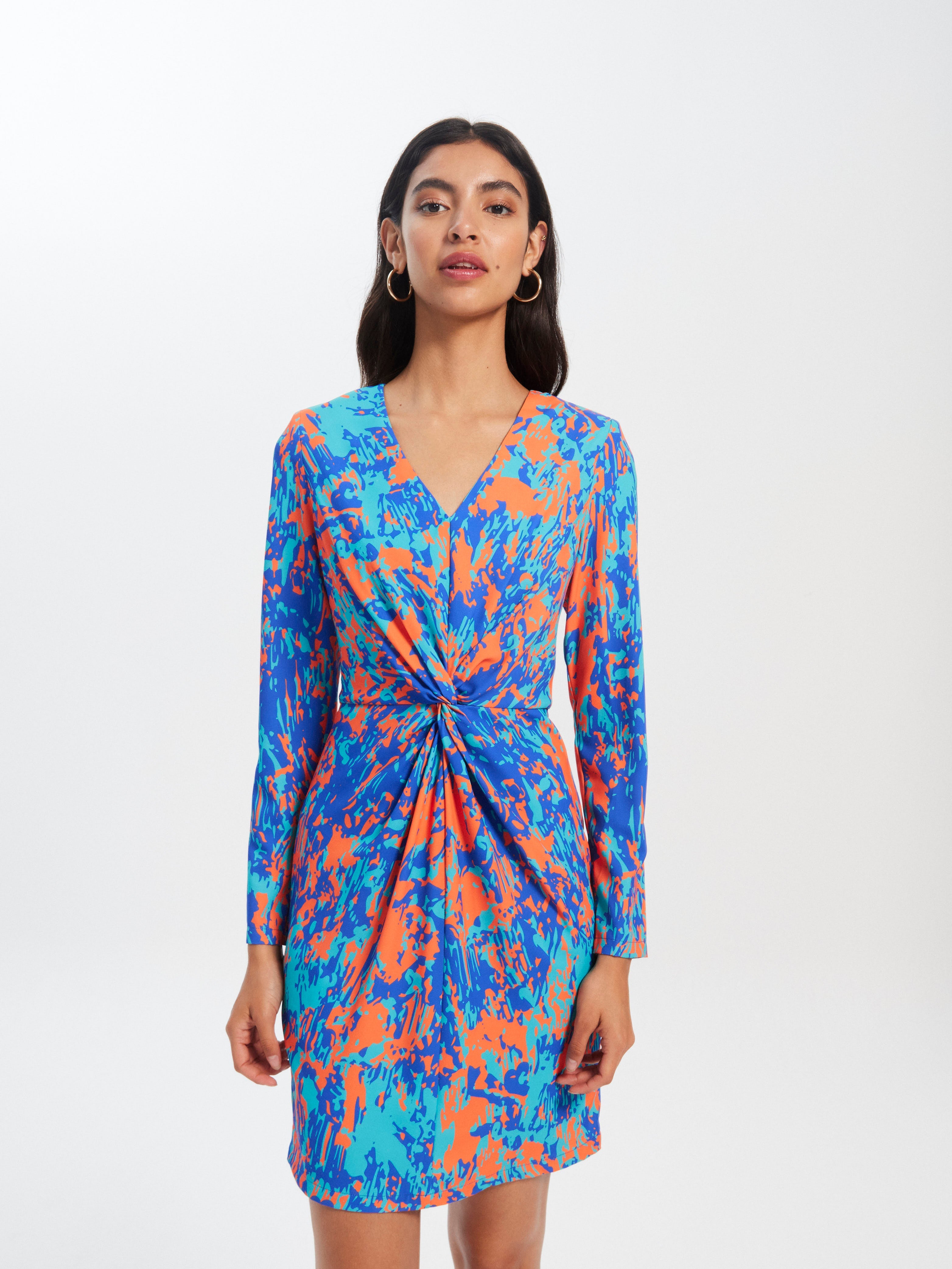 mioh | JIMENA PAINT - Vestido corto invitada boda, fiesta y evento, nuestro vestido corto manga larga nudo pecho estampado de fiesta para ser la invitada de boda perfecta esta temporada Primavera Verano 23. Pura tendencia SS23. MIOH marca española invitada