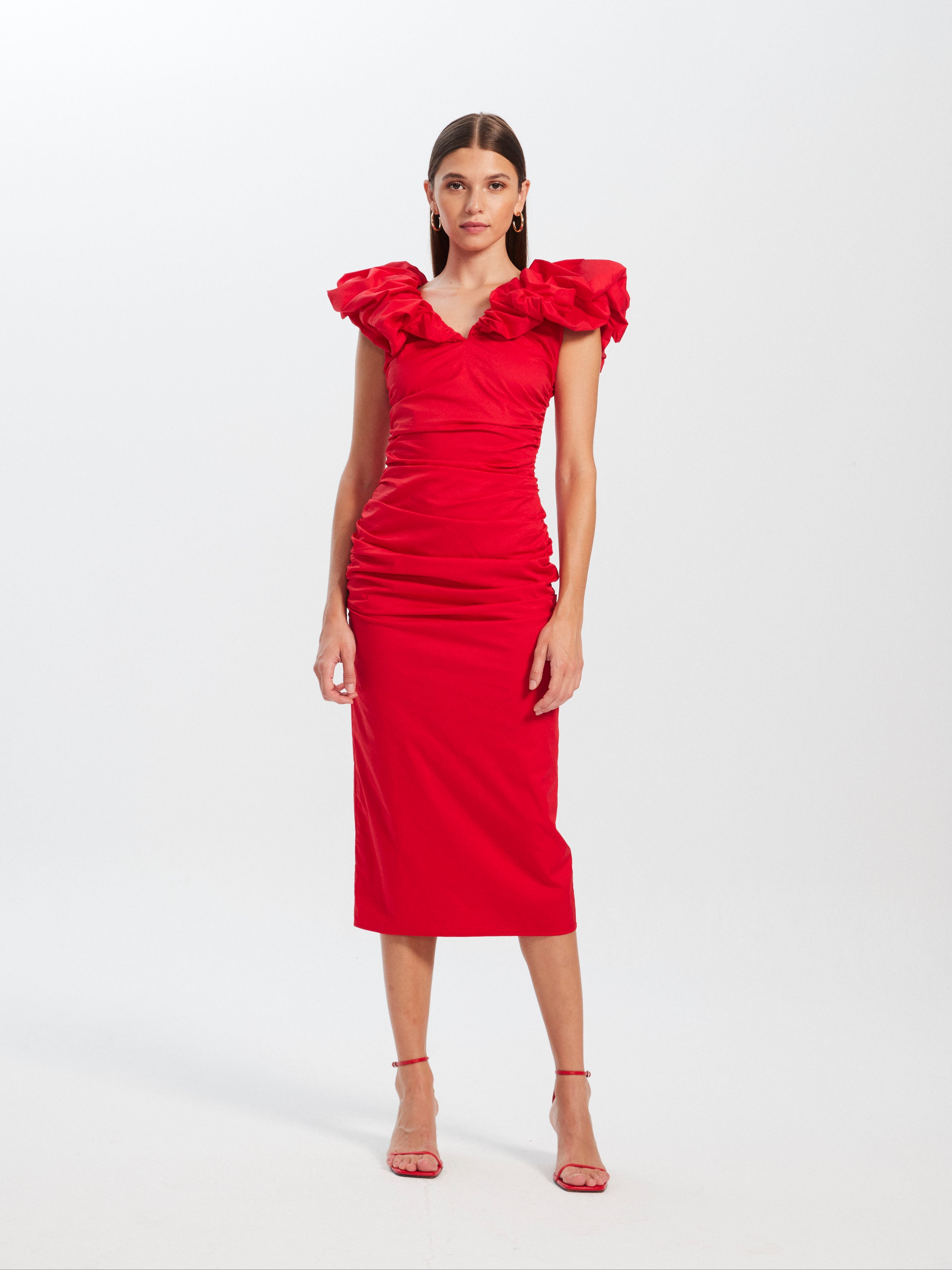 mioh | JUANA RED - Vestido largo midi invitada boda, fiesta y evento, nuestro vestido midi escote volante popelín rojo de fiesta para ser la invitada de boda perfecta esta temporada Primavera Verano 23. Pura tendencia SS23. MIOH marca española invitada