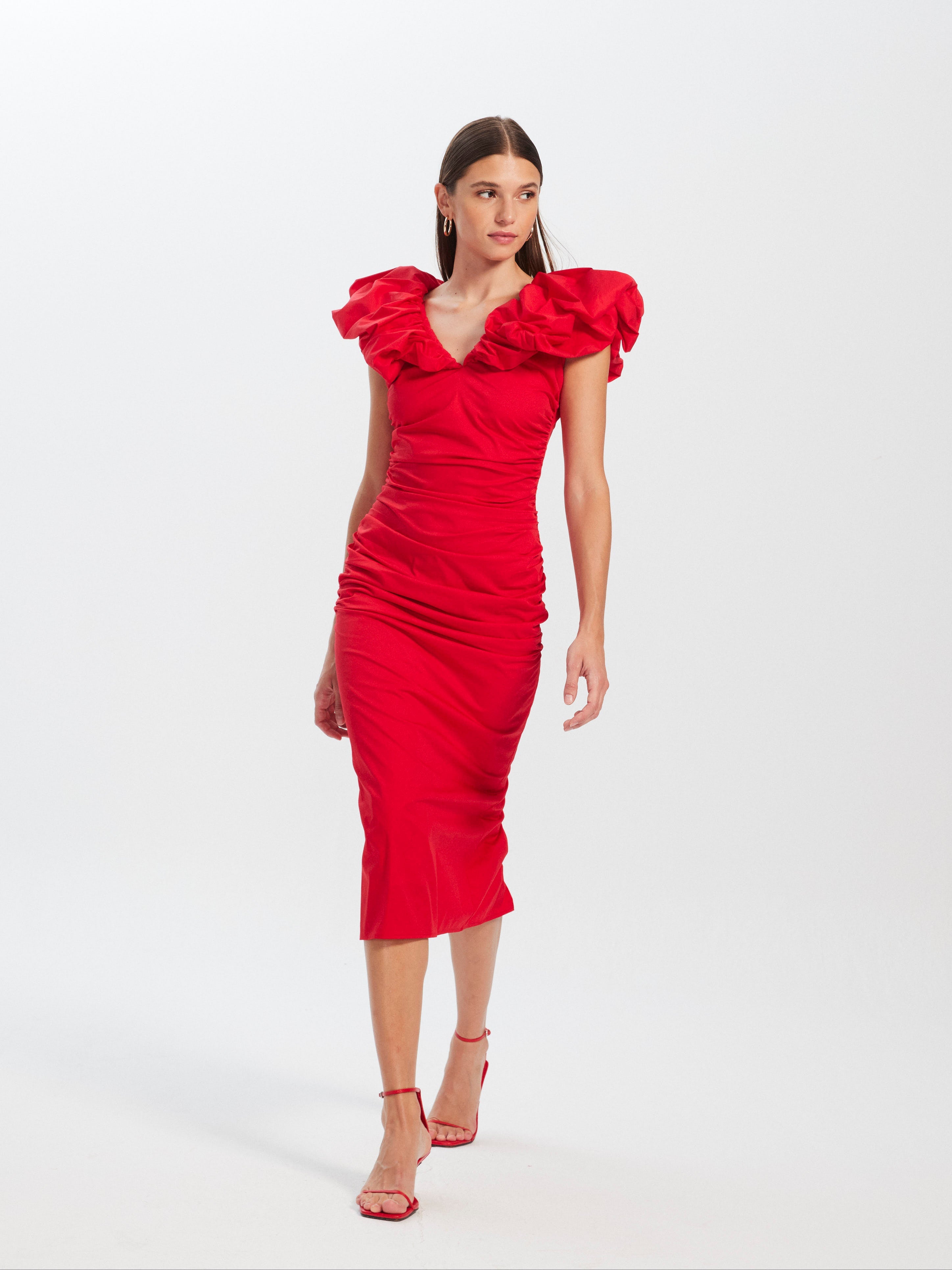 mioh | JUANA RED - Vestido largo midi invitada boda, fiesta y evento, nuestro vestido midi escote volante popelín rojo de fiesta para ser la invitada de boda perfecta esta temporada Primavera Verano 23. Pura tendencia SS23. MIOH marca española invitada