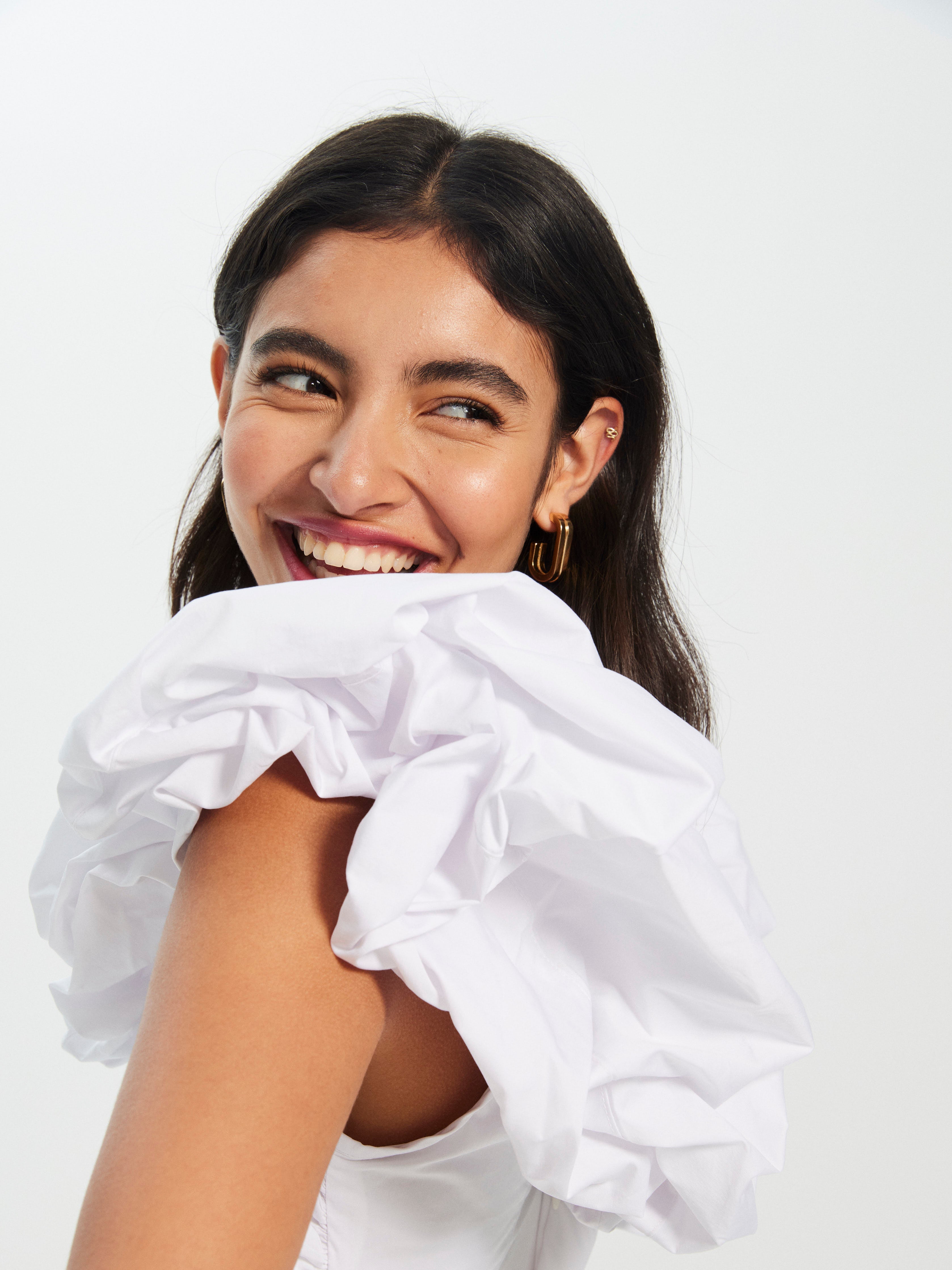 mioh | JUANA WHITE - Vestido de novia, fiesta y evento, nuestro vestido midi escote volante popelín blanco de fiesta para ser la invitada de boda perfecta esta temporada Primavera Verano 23. Pura tendencia SS23. MIOH marca española invitada