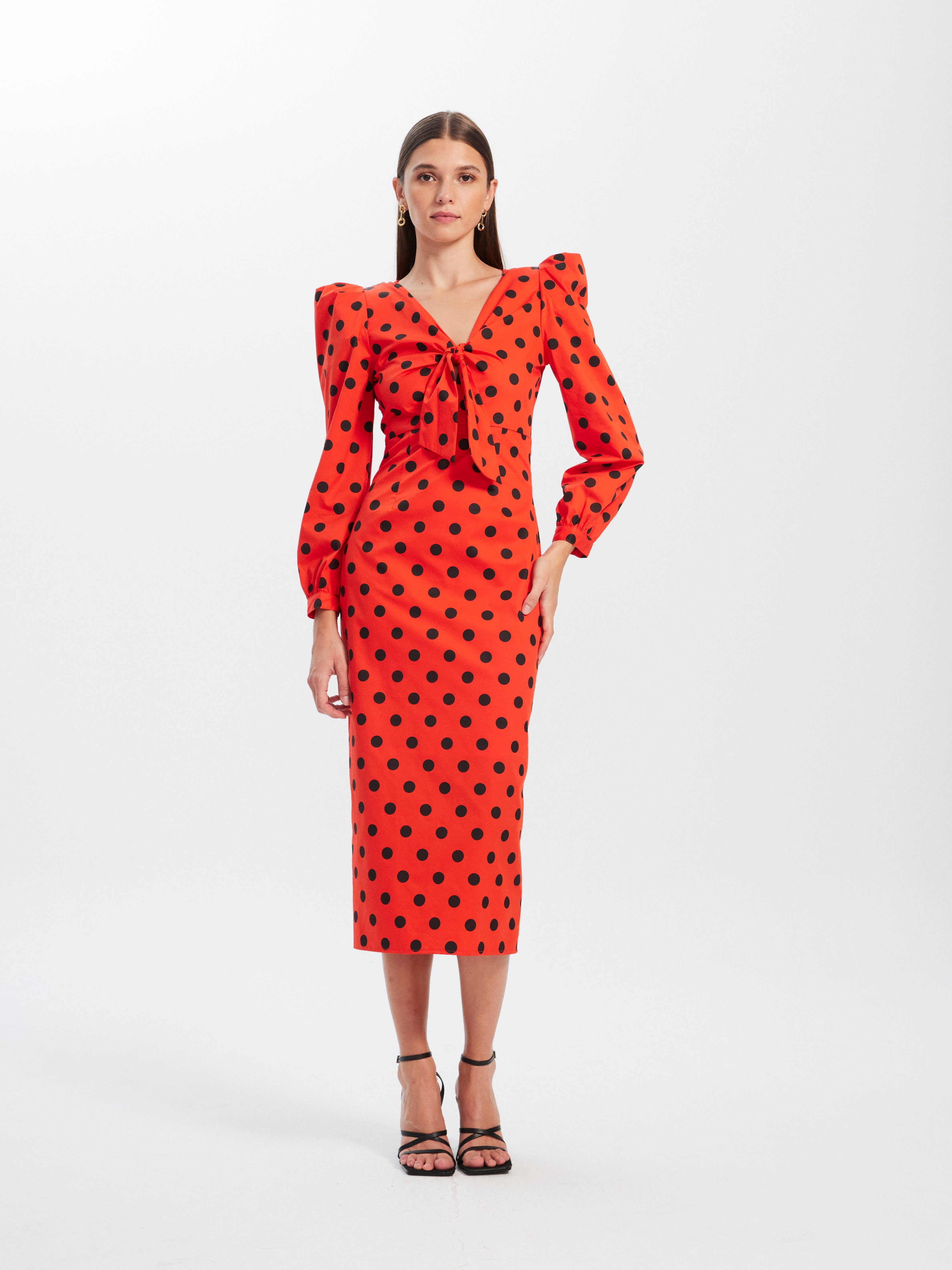 mioh | MANUELA DOTS - Vestido largo lunares invitada boda, fiesta y evento, nuestro vestido midi manga larga nudo pecho de fiesta para ser la invitada de boda perfecta esta temporada Primavera Verano 23. Pura tendencia SS23. MIOH marca española invitada