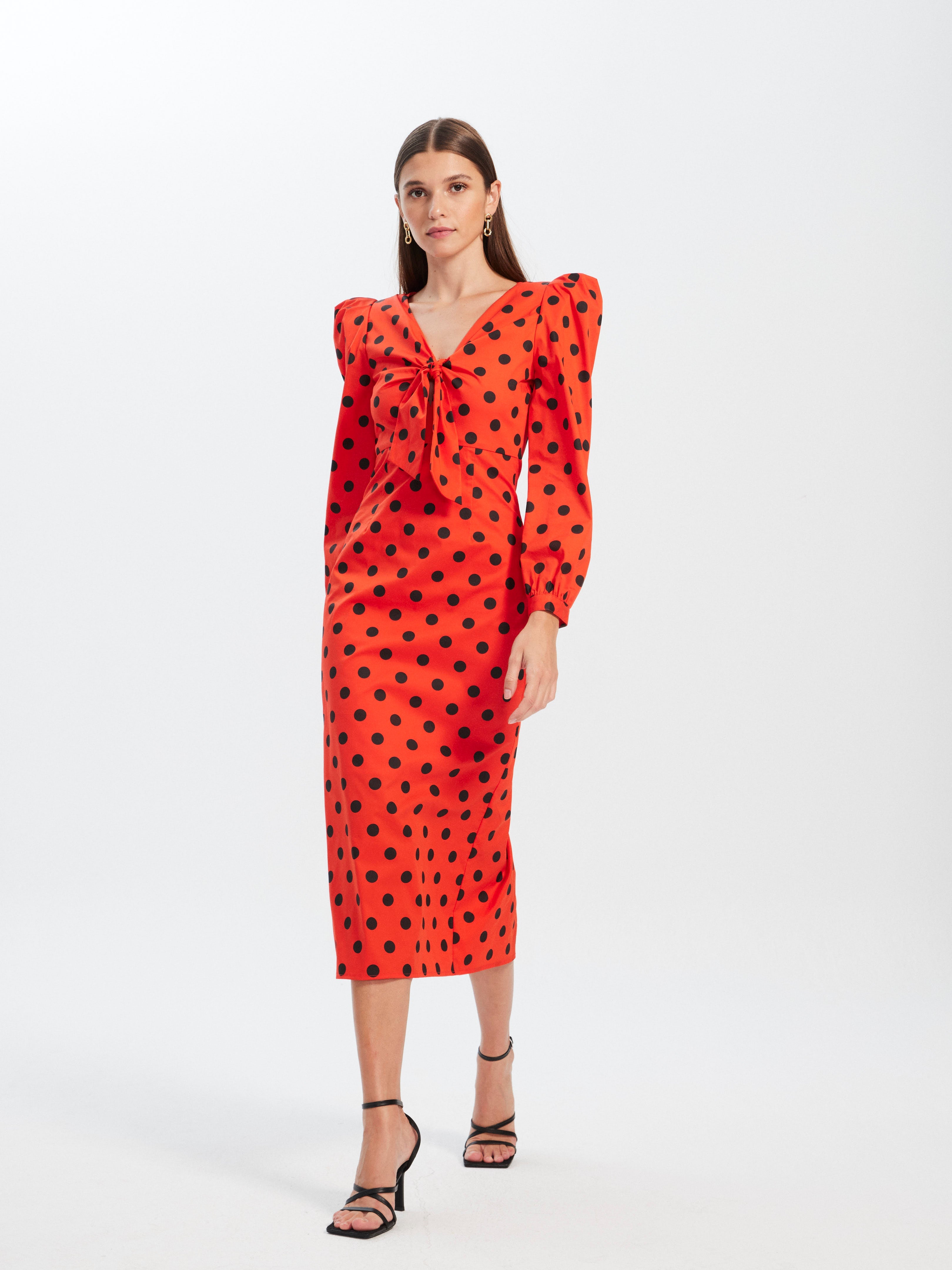 mioh | MANUELA DOTS - Vestido largo lunares invitada boda, fiesta y evento, nuestro vestido midi manga larga nudo pecho de fiesta para ser la invitada de boda perfecta esta temporada Primavera Verano 23. Pura tendencia SS23. MIOH marca española invitada