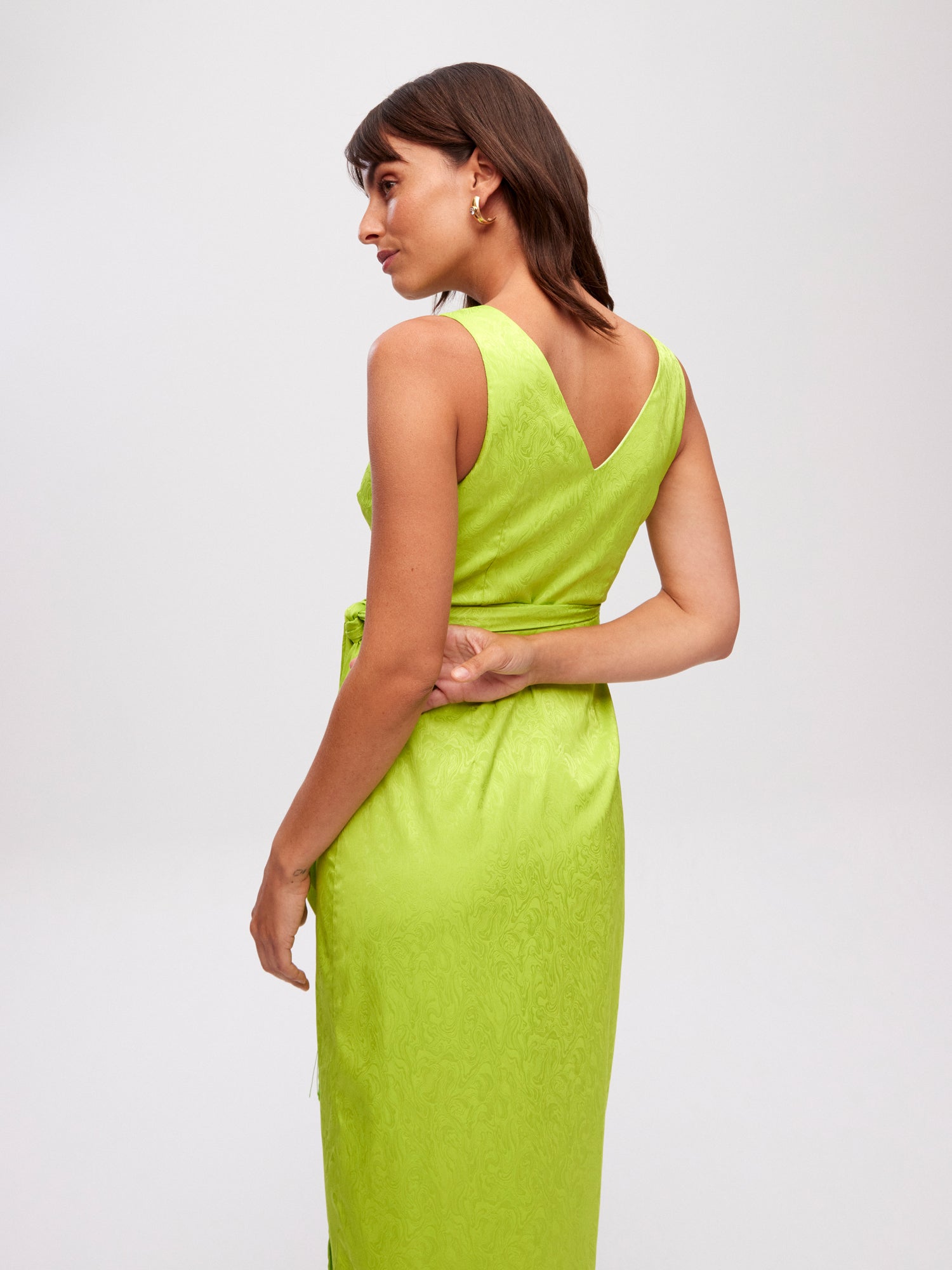 mioh | MARASUSA LIMA - Vestido wrap midi tirantes JCQRD lima para invitada de boda, fiesta y evento. Tendencia vestidos invitada Primavera Verano 2024. MIOH la marca española de vestidos más de moda