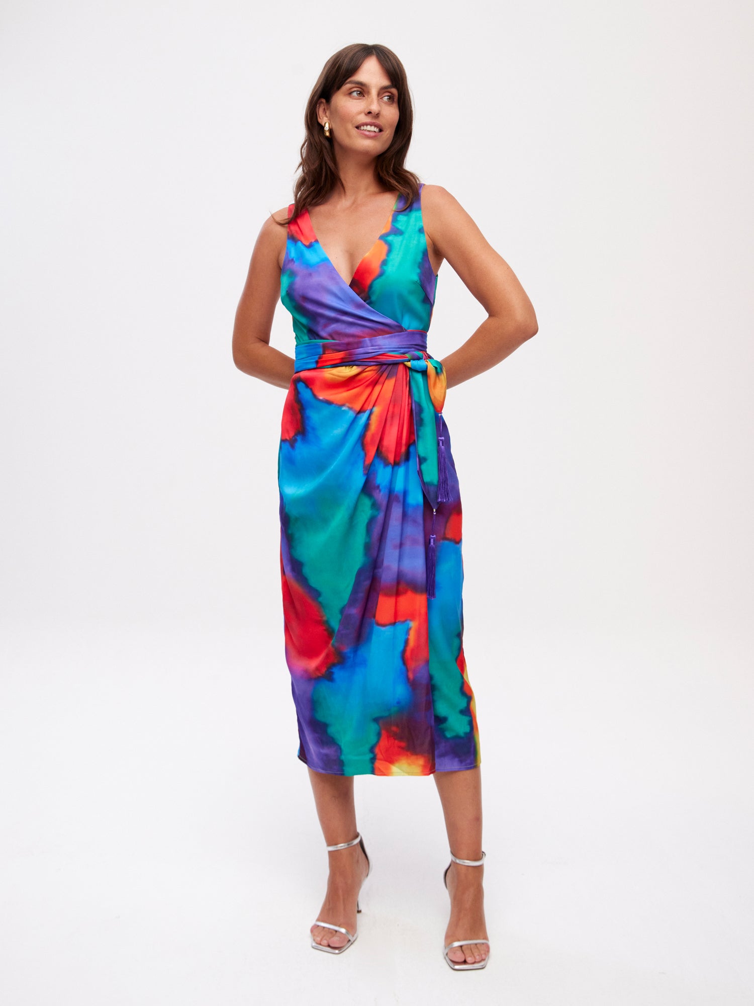 mioh | MARASUSA TIEDYE - Vestido wrap midi tirantes print tiedye para invitada de boda, fiesta y evento. Tendencia vestidos invitada Primavera Verano 2024. MIOH la marca española de vestidos más de moda