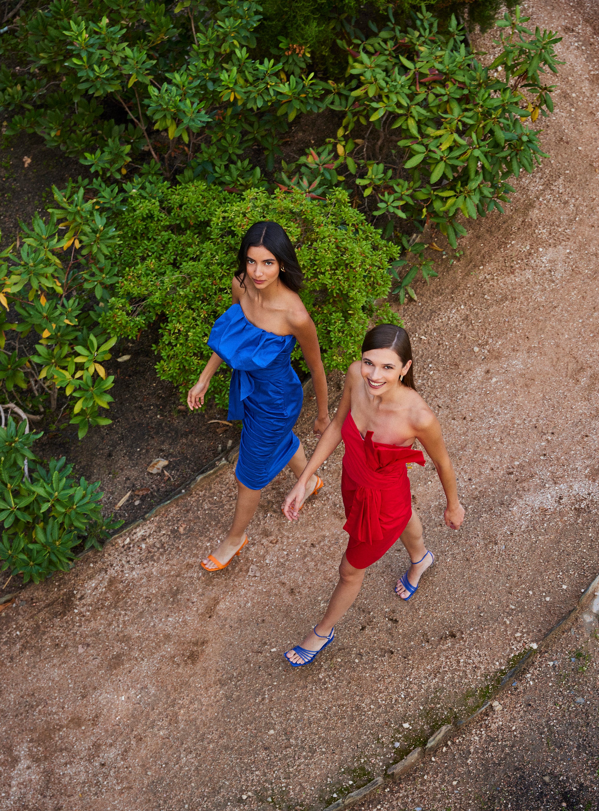 mioh | MARCELA BLUE - Vestido largo midi invitada boda, fiesta y evento. Vestido midi de invitada de boda en popelín azul. Cuerpo drapeado y volúmenes con alambre para ser la invitada de boda perfecta esta temporada Primavera Verano 2023. Los vestidos con formas y volúmenes son tendencia SS23 y una de las señas de MIOH, la marca española de vestidos de invitada de boda y fiesta de moda.