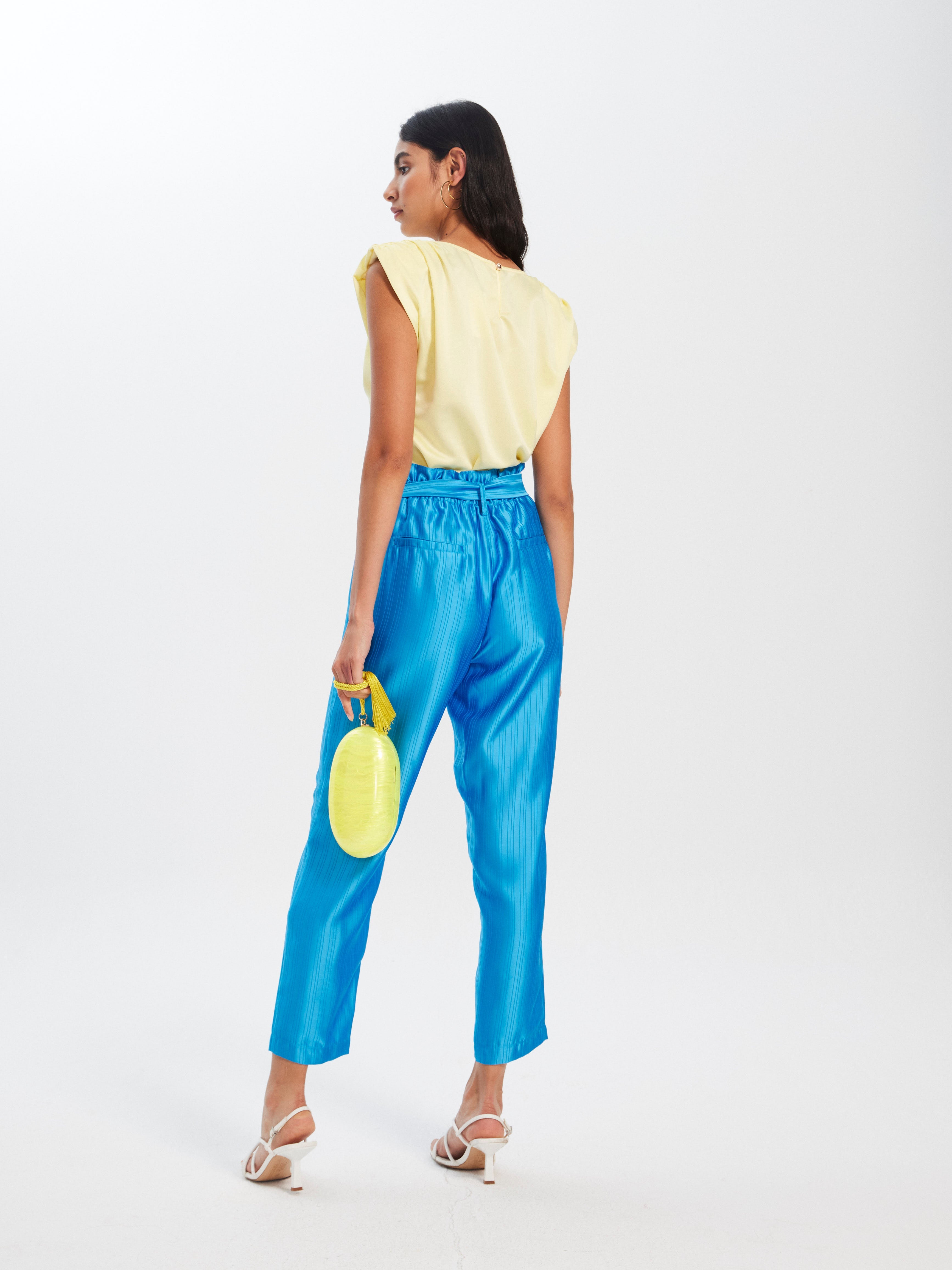 mioh | MARIA - Nuestro top de fiesta sin mangas en color amarillo para ser la invitada de boda perfecta esta temporada Primavera Verano 2023. Los tops son perfectos para hacer un look de invitada fácil, combinables con falda, pantalón o traje. Son pura tendencia SS23. Mioh es la marca española más de moda de vestidos de invitada.