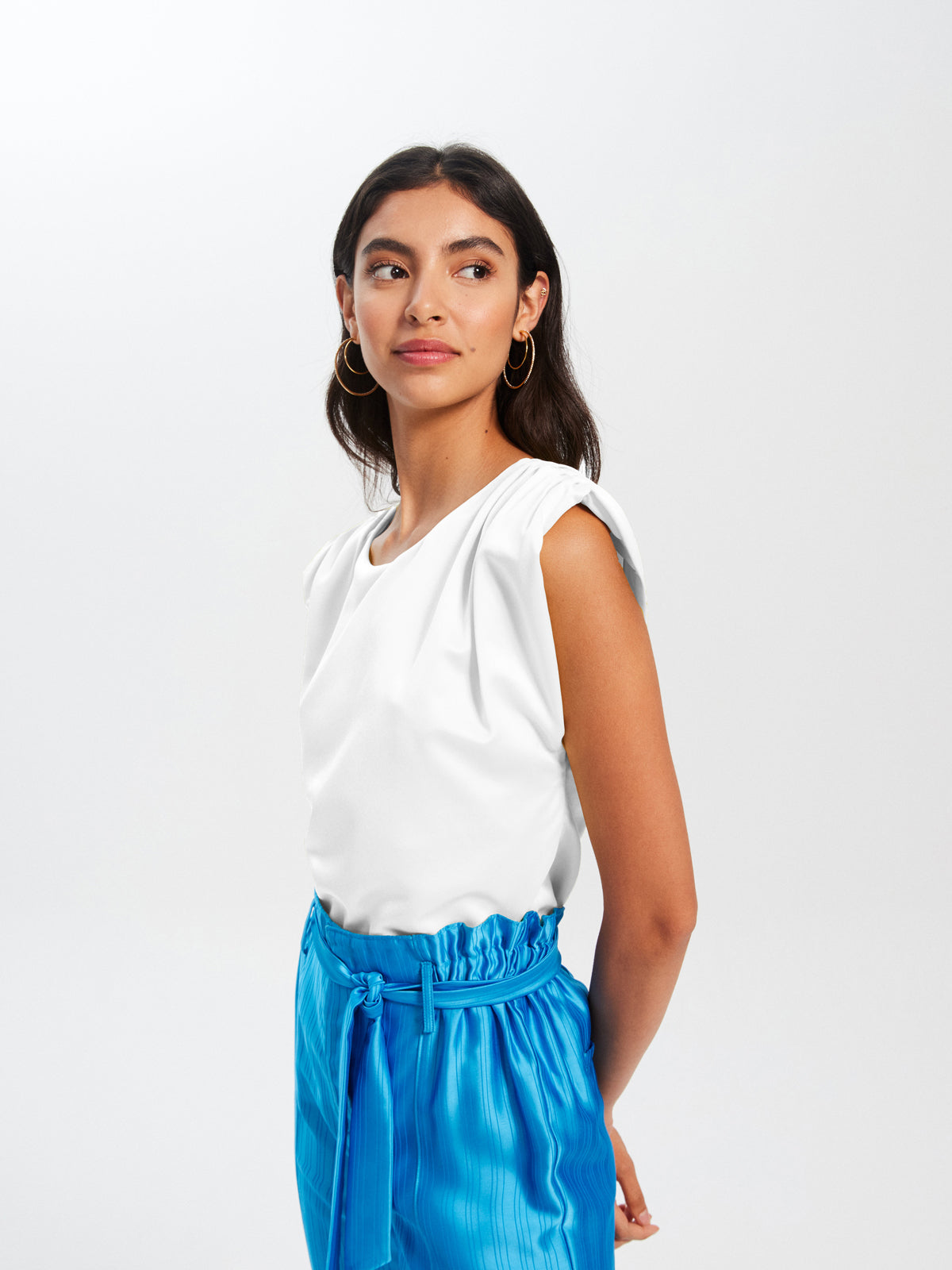 Nuestro top de fiesta sin mangas en color blanco para ser la invitada de boda perfecta esta temporada Primavera Verano 2023. Los tops son perfectos para hacer un look de invitada fácil, combinables con falda, pantalón o traje. Son pura tendencia SS23. Mioh es la marca española más de moda de vestidos de invitada.