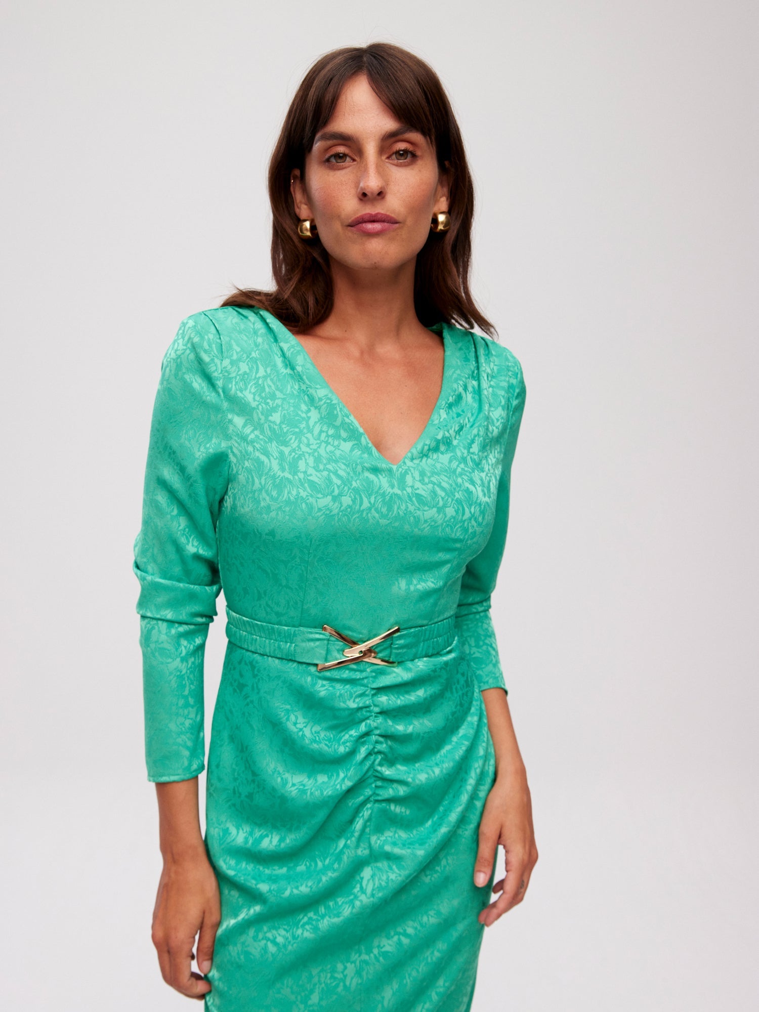 mioh | PORTIXOL GREEN - Vestido midi drapeado cinturón verde para invitada de boda, fiesta y evento. Tendencia vestidos invitada Primavera Verano 2024. MIOH la marca española de vestidos más de moda