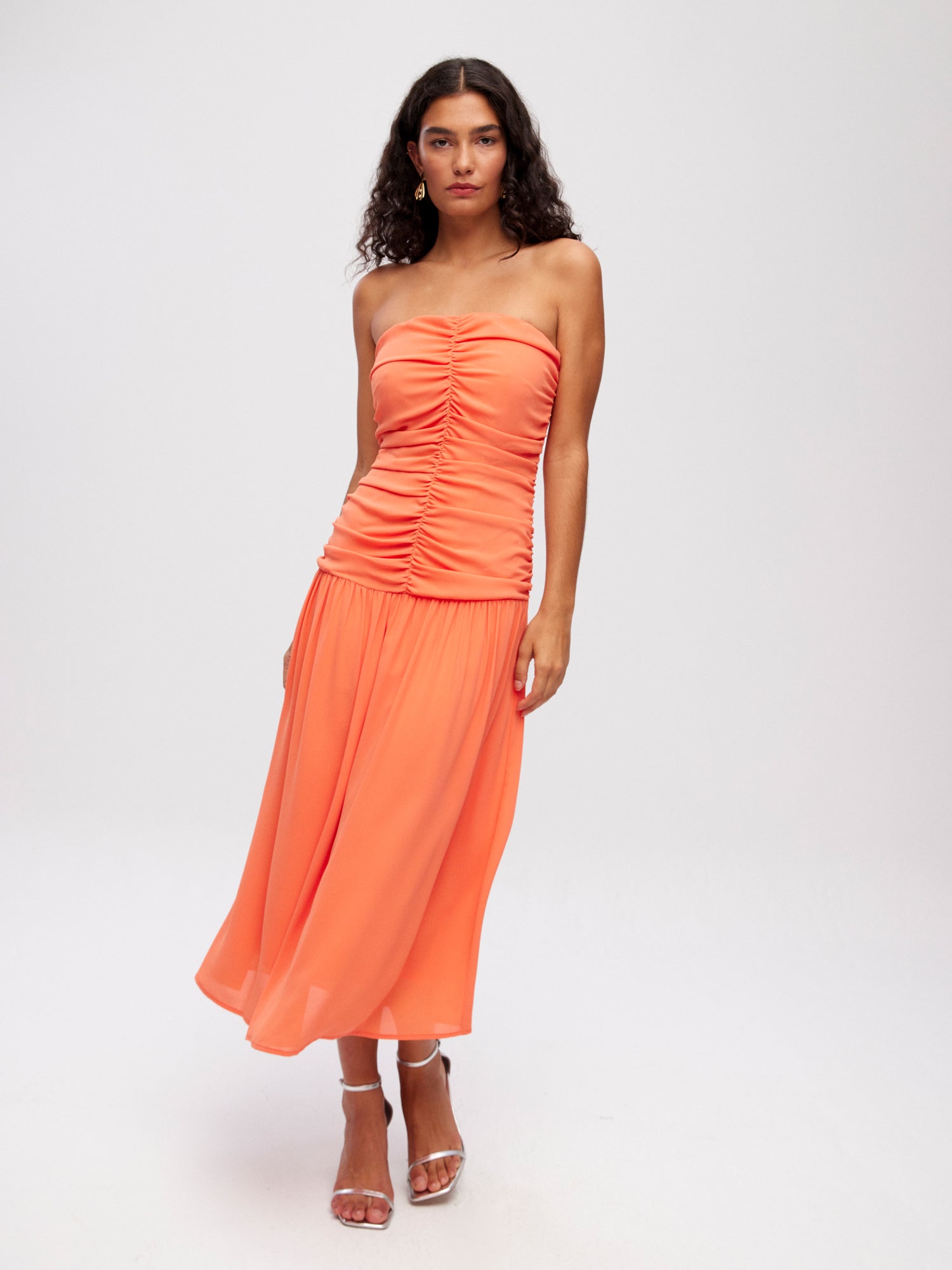 mioh | PORTOFINO ORANGE - Vestido midi drapeado vuelo naranja para invitada de boda, fiesta y evento. Tendencia vestidos invitada Primavera Verano 2024. MIOH la marca española de vestidos más de moda