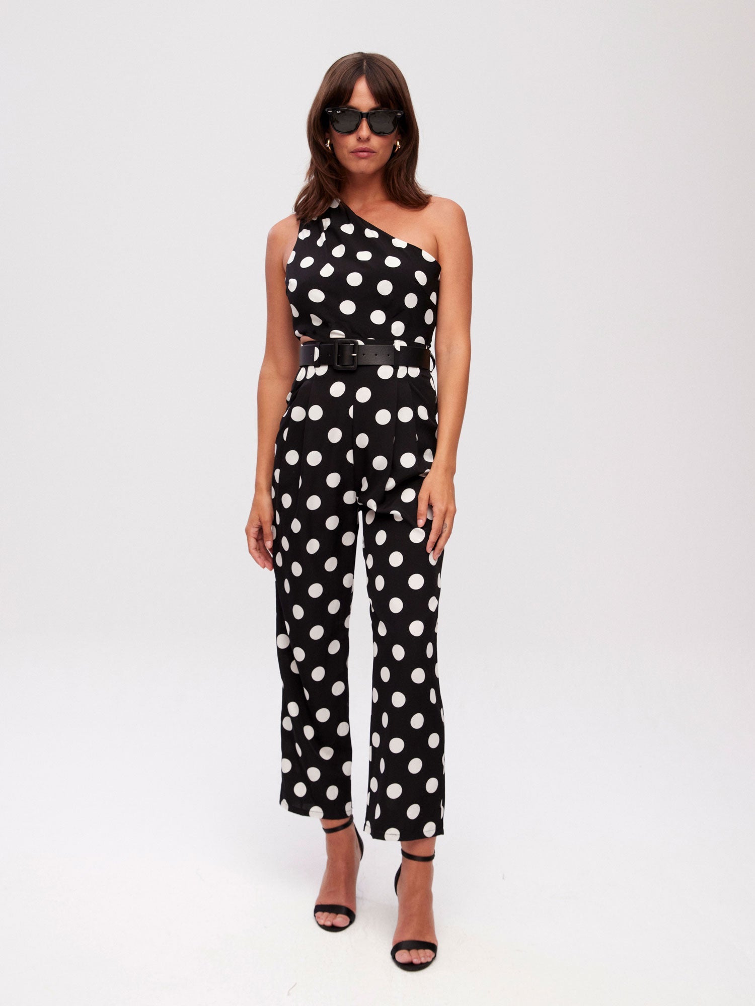 mioh | PORTONOVO DOTS - Mono asimétrico abertura cintura lunares para invitada de boda, fiesta y evento. Tendencia vestidos invitada Primavera Verano 2024. MIOH la marca española de vestidos más de moda