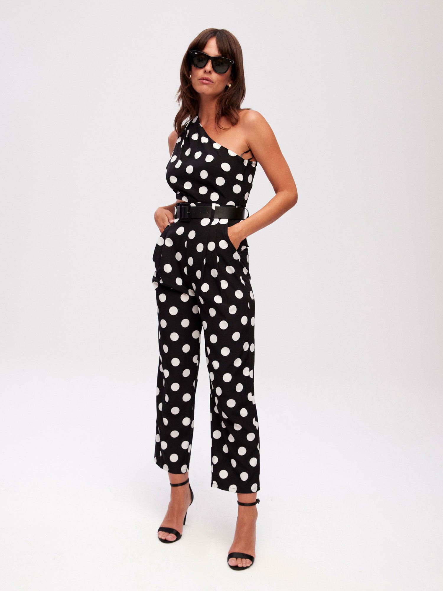 mioh | PORTONOVO DOTS - Mono asimétrico abertura cintura lunares para invitada de boda, fiesta y evento. Tendencia vestidos invitada Primavera Verano 2024. MIOH la marca española de vestidos más de moda