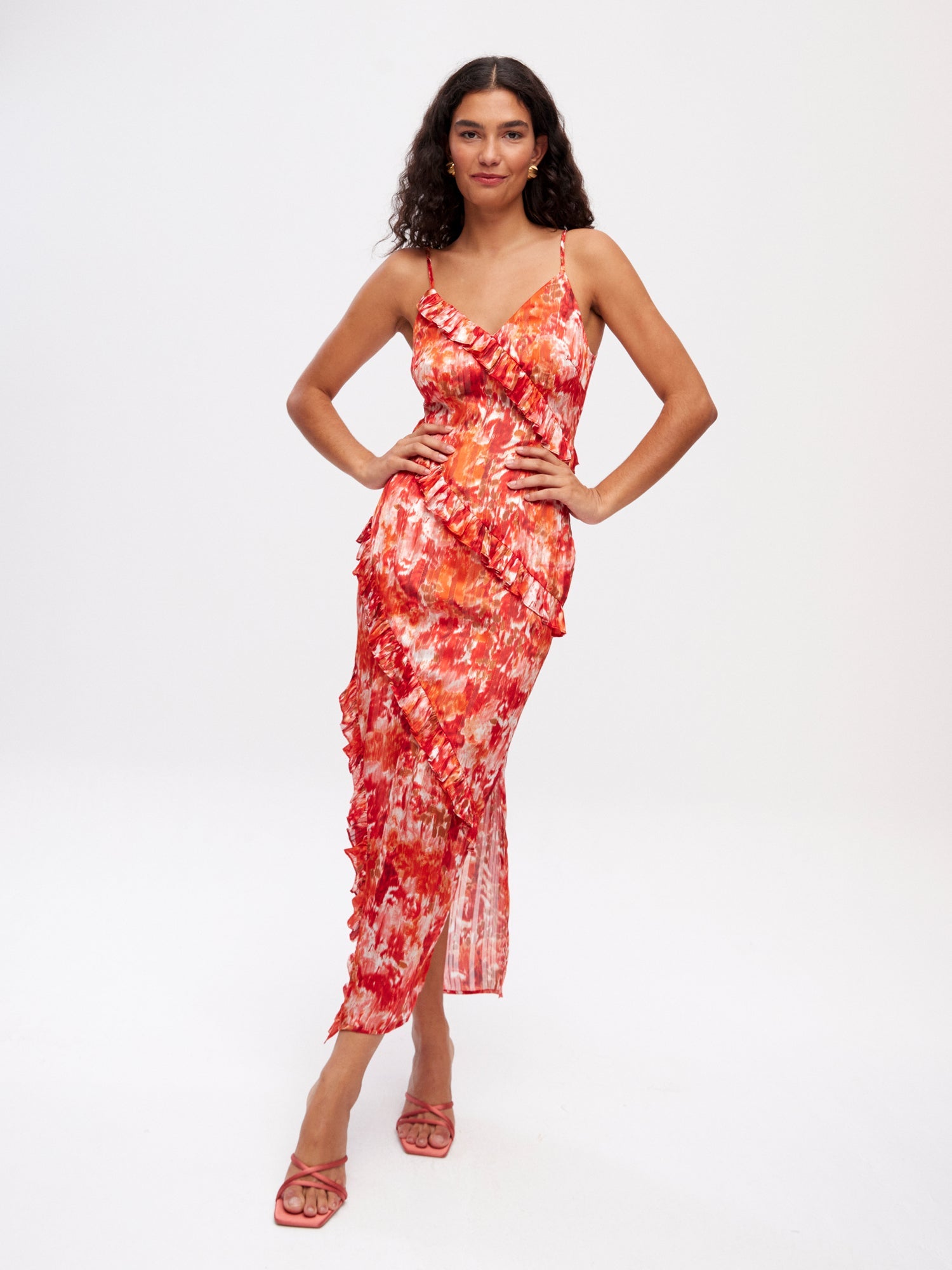 mioh | POSITANO CALDERA - Vestido lencero con volante teja lurex para invitada de boda, fiesta y evento. Tendencia vestidos invitada Primavera Verano 2024. MIOH la marca española de vestidos más de moda