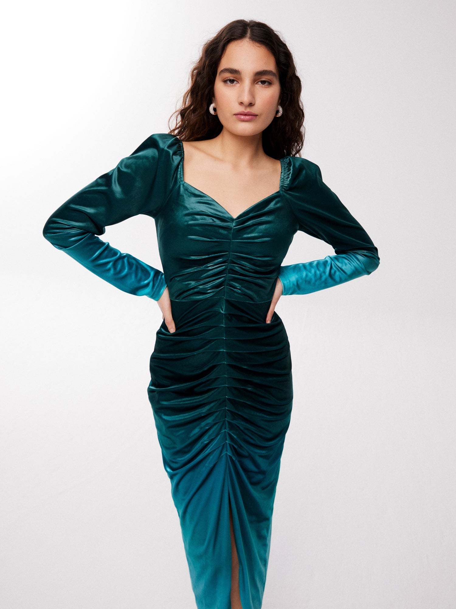 mioh | REDFORD GREENFUL - Vestido midi largo para invitada boda y fiesta. Pura tendencia vogue FW23. MIOH marca española moda famosas instagramers