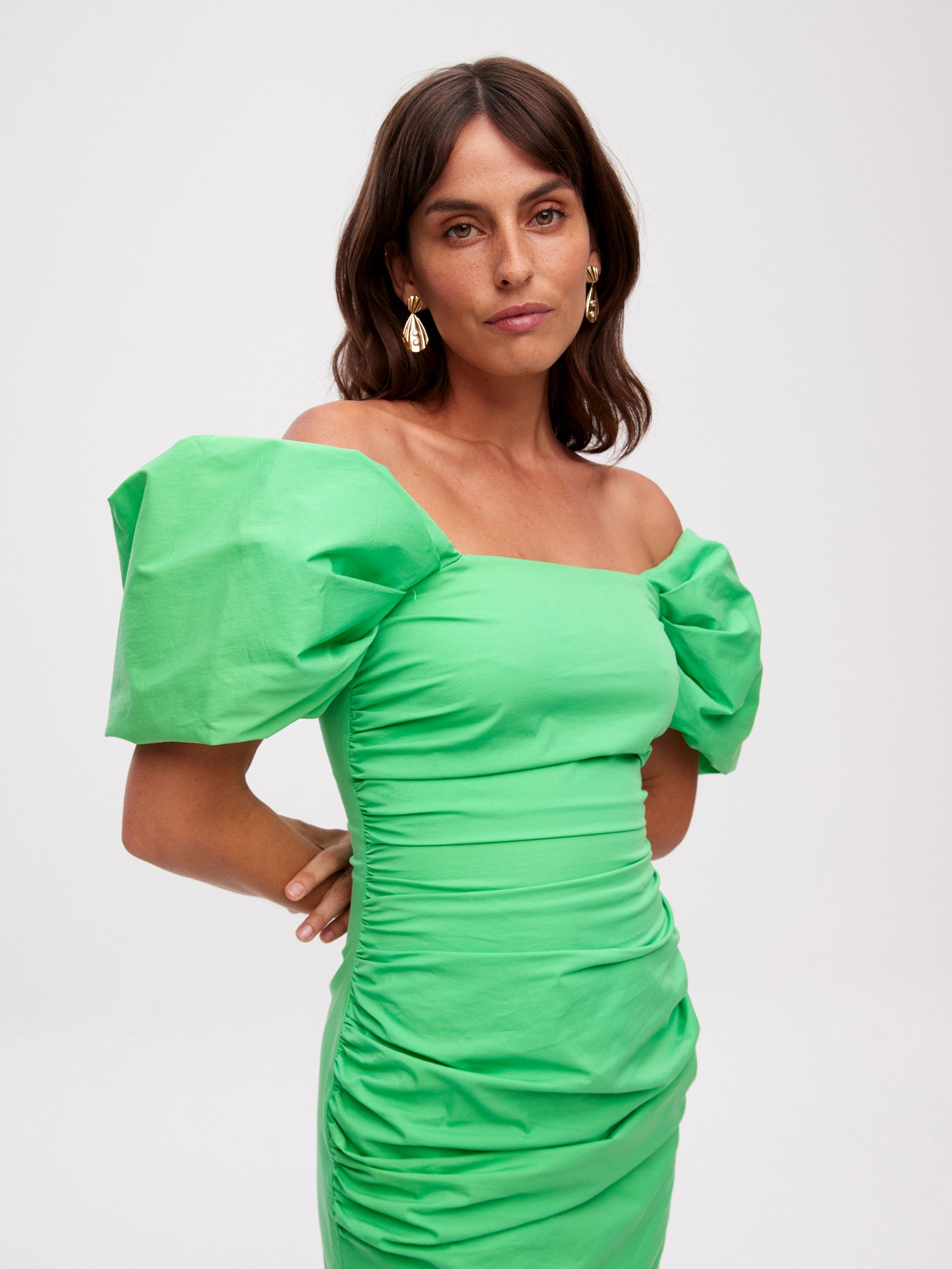 mioh | SALINAS GREEN - Vestido midi manga corta con volumen popelín verde para invitada de boda, fiesta y evento. Tendencia vestidos invitada Primavera Verano 2024. MIOH la marca española de vestidos más de moda