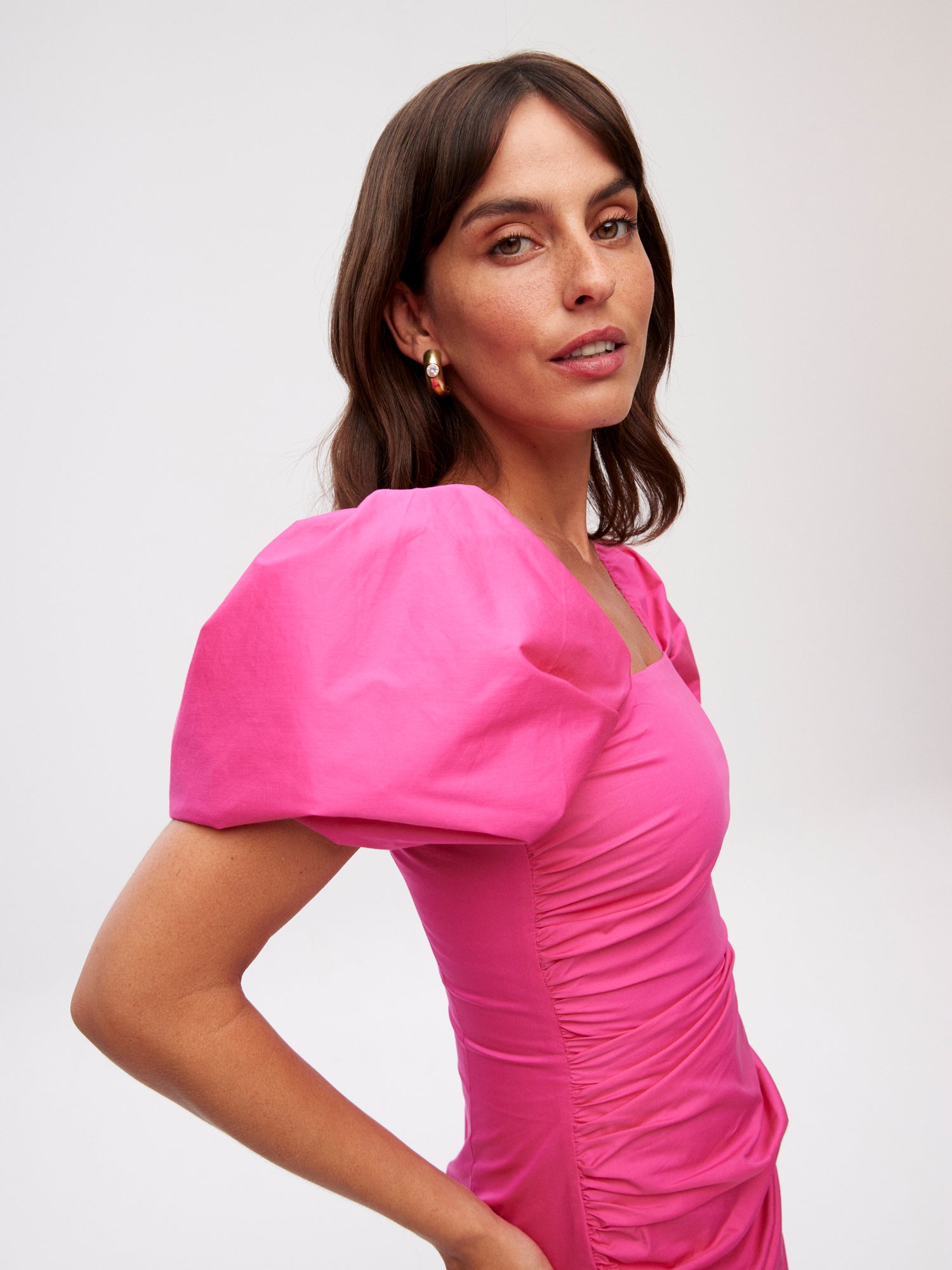 mioh | SALINAS PINK - Vestido midi manga corta con volumen popelín rosa para invitada de boda, fiesta y evento. Tendencia vestidos invitada Primavera Verano 2024. MIOH la marca española de vestidos más de moda